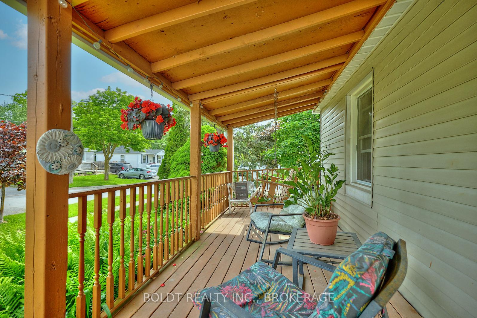 Photo 3 of 33 Argyle Crescent, St. Catharines, E. Chester — HOMEH