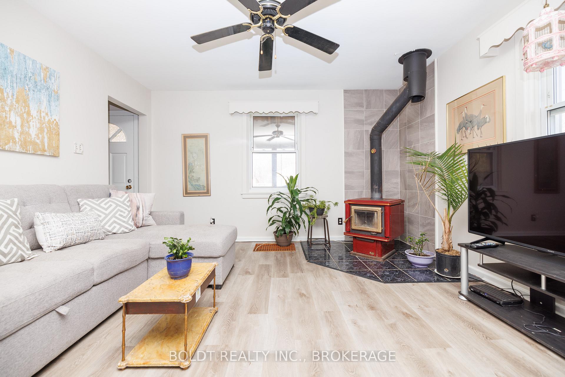 Photo 4 of 33 Argyle Crescent, St. Catharines, E. Chester — HOMEH