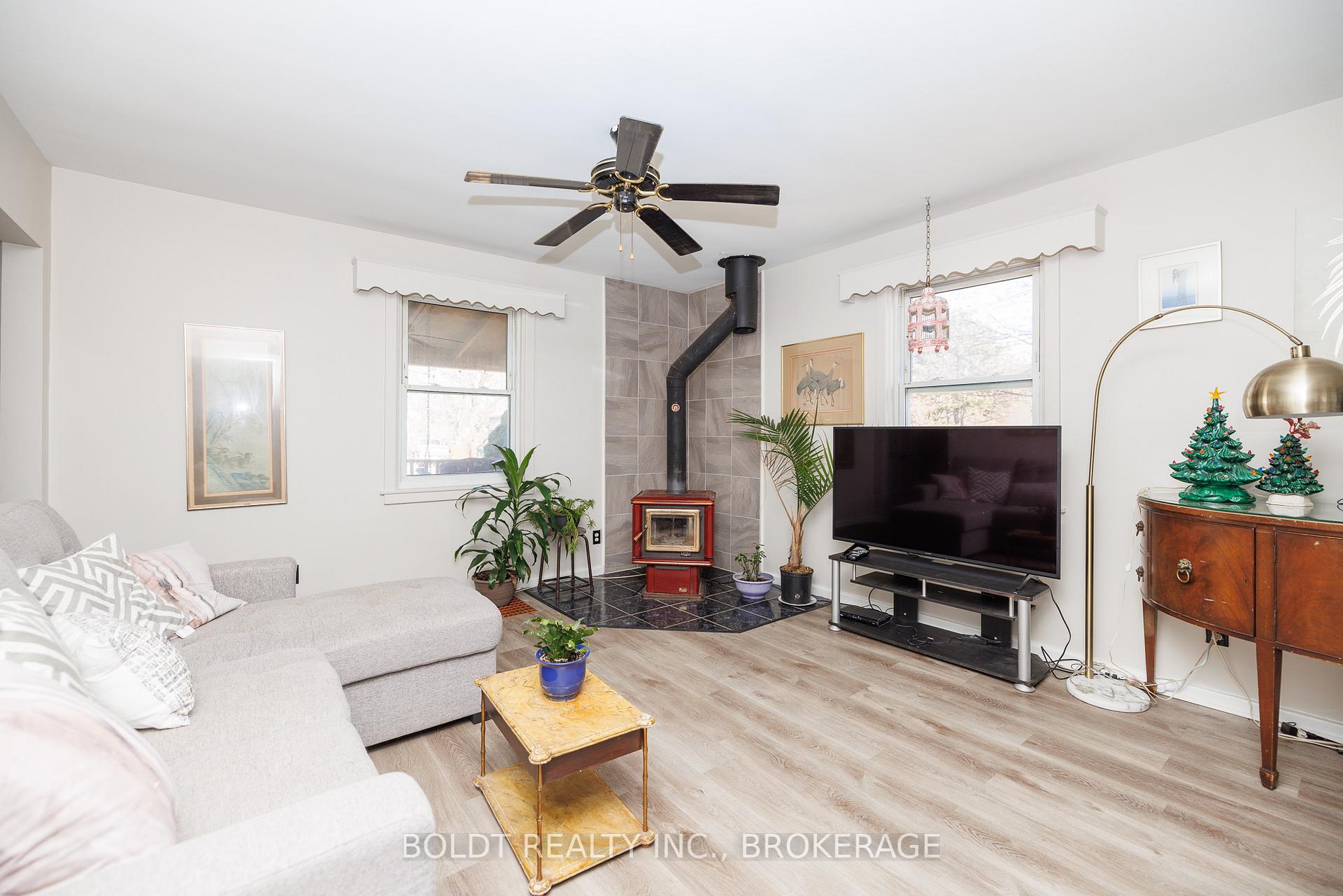 Photo 5 of 33 Argyle Crescent, St. Catharines, E. Chester — HOMEH