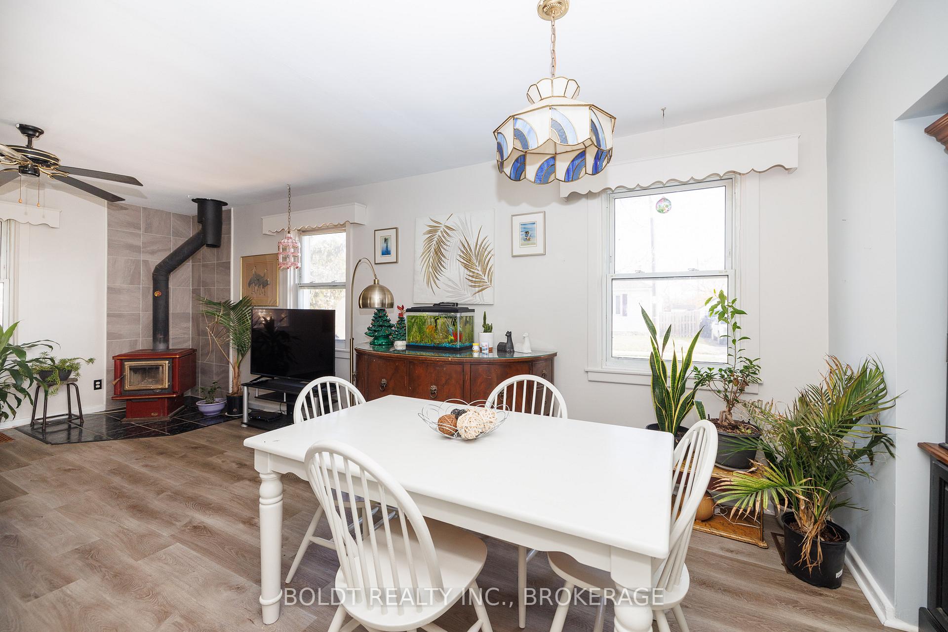 Photo 8 of 33 Argyle Crescent, St. Catharines, E. Chester — HOMEH