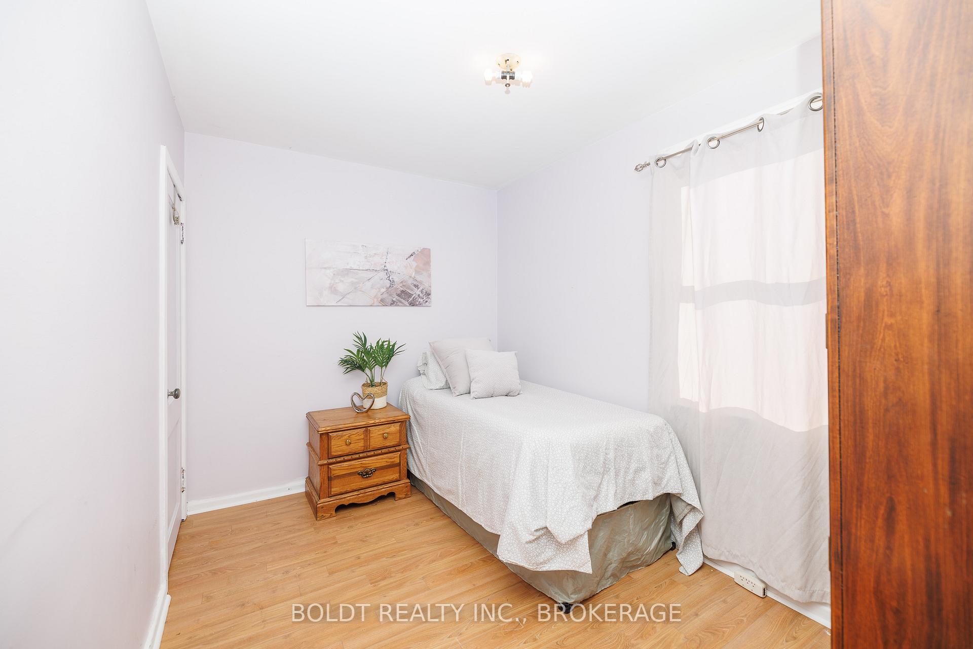 Photo 13 of 33 Argyle Crescent, St. Catharines, E. Chester — HOMEH