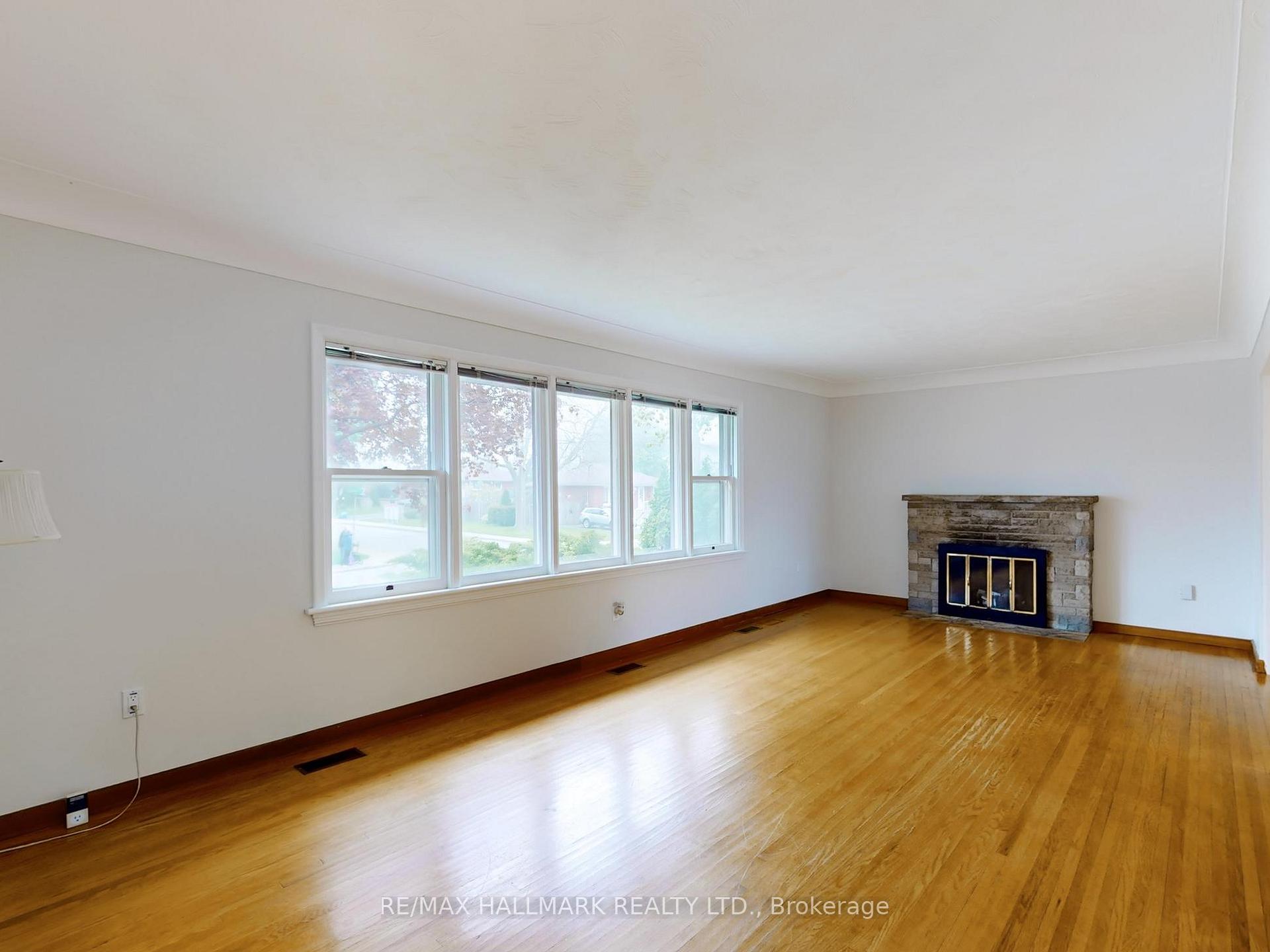 Photo 3 of 124 Mcelroy Road E, Hamilton, Balfour — HOMEH