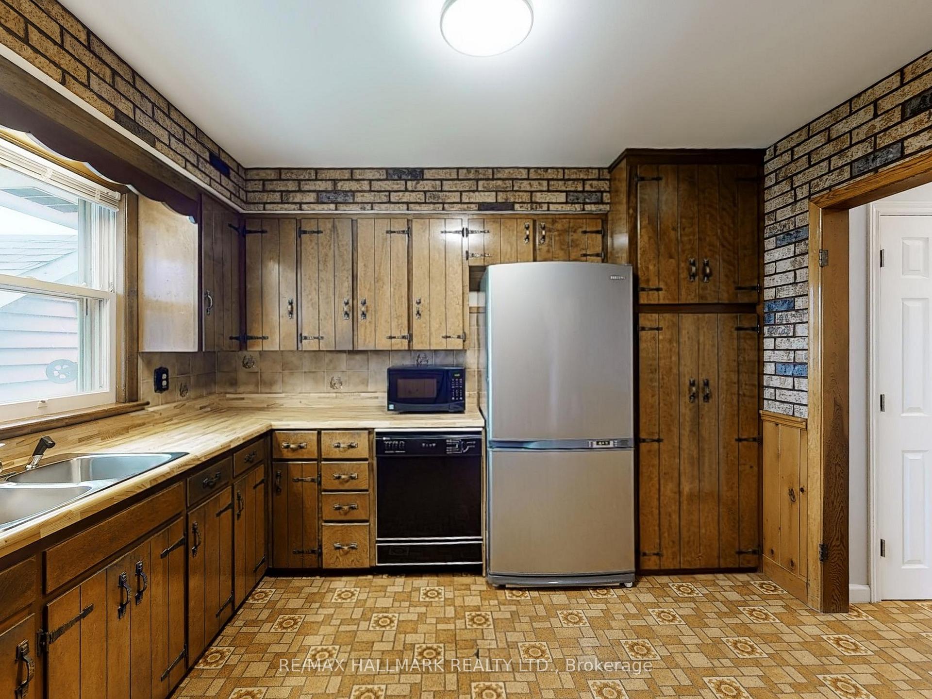 Photo 11 of 124 Mcelroy Road E, Hamilton, Balfour — HOMEH