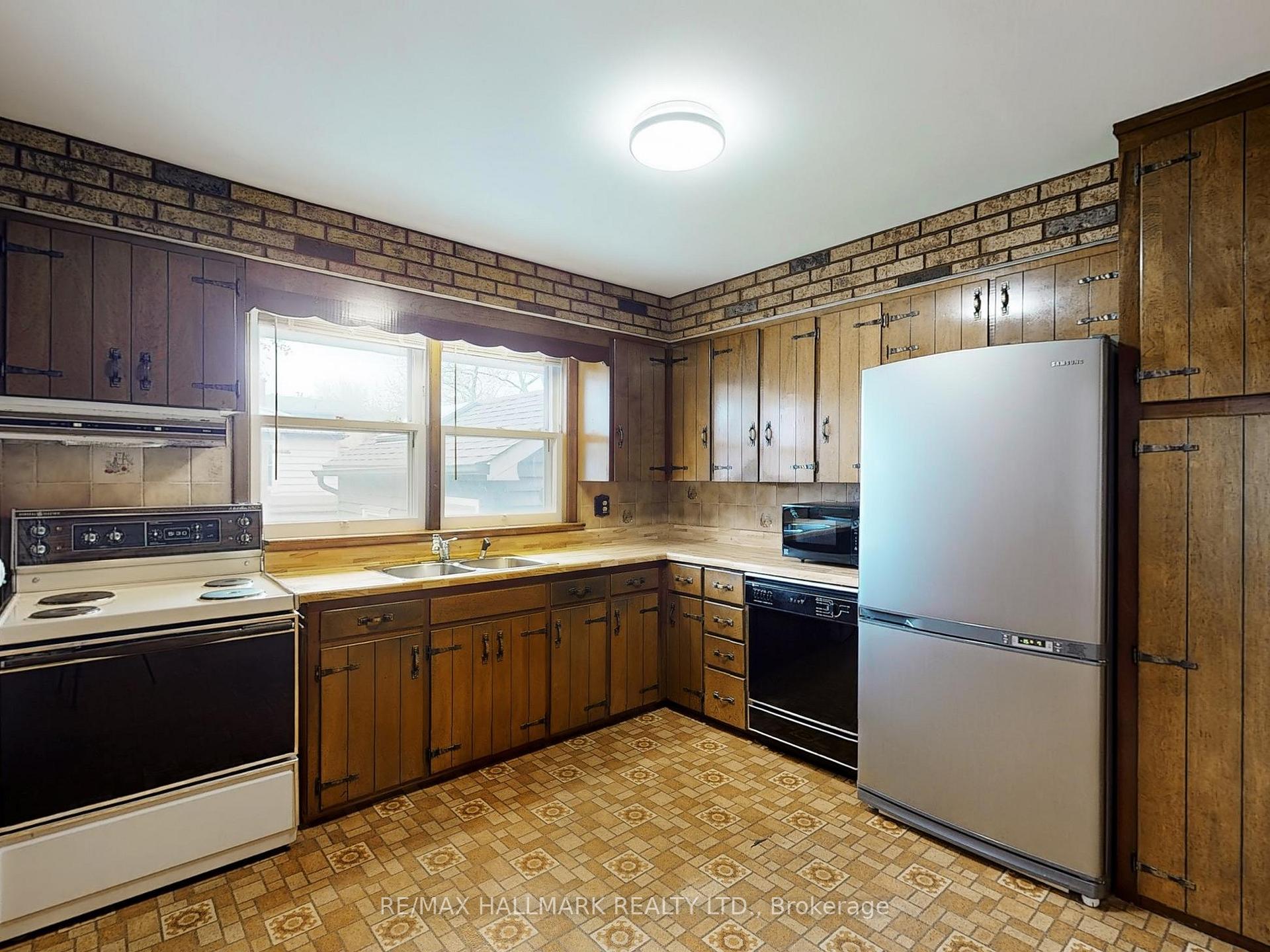 Photo 12 of 124 Mcelroy Road E, Hamilton, Balfour — HOMEH