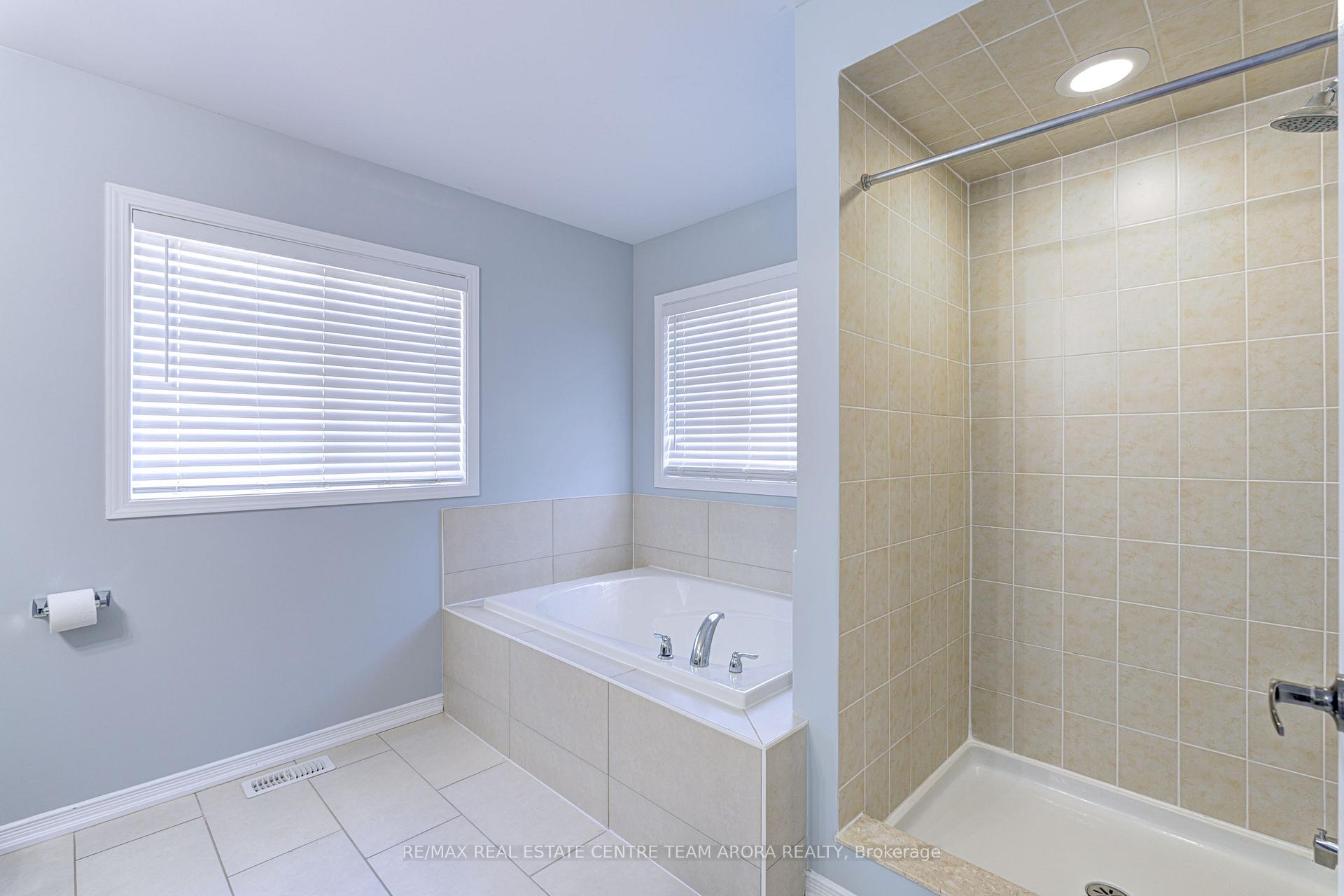 Photo 4 of 5 Golden Spring Drive, Brampton, Northwest Brampton — HOMEH