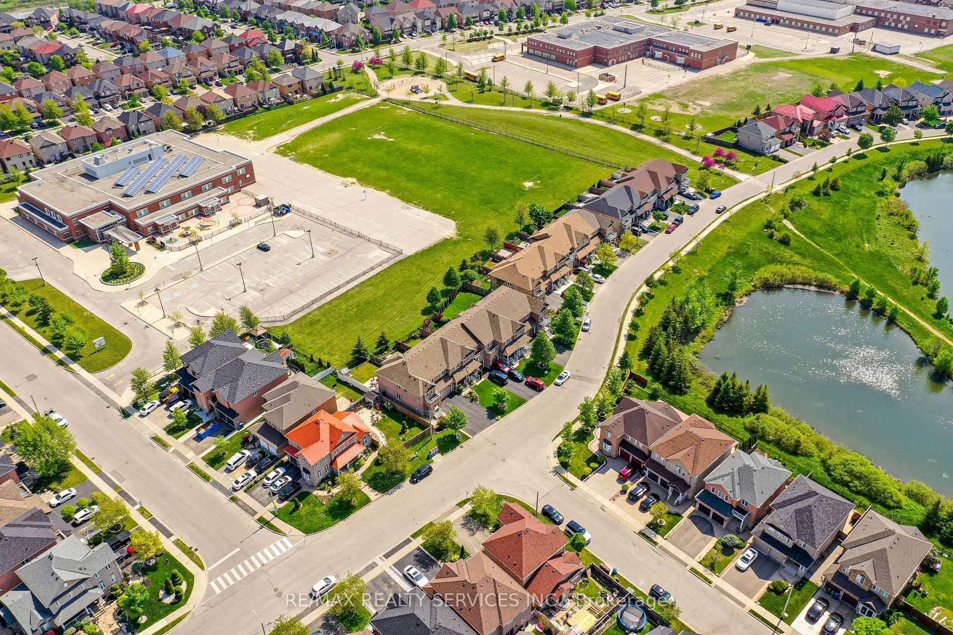 Photo 5 of 106 Beavervalley Drive, Brampton, Fletcher's Meadow — HOMEH