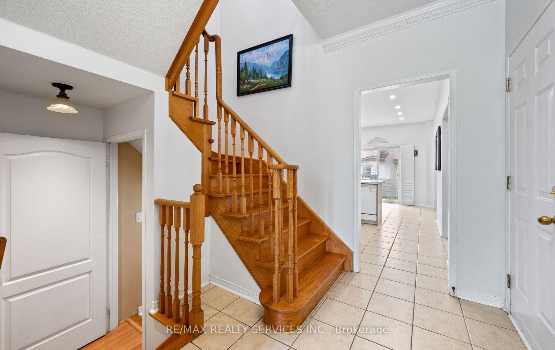 Photo 7 of 106 Beavervalley Drive, Brampton, Fletcher's Meadow — HOMEH