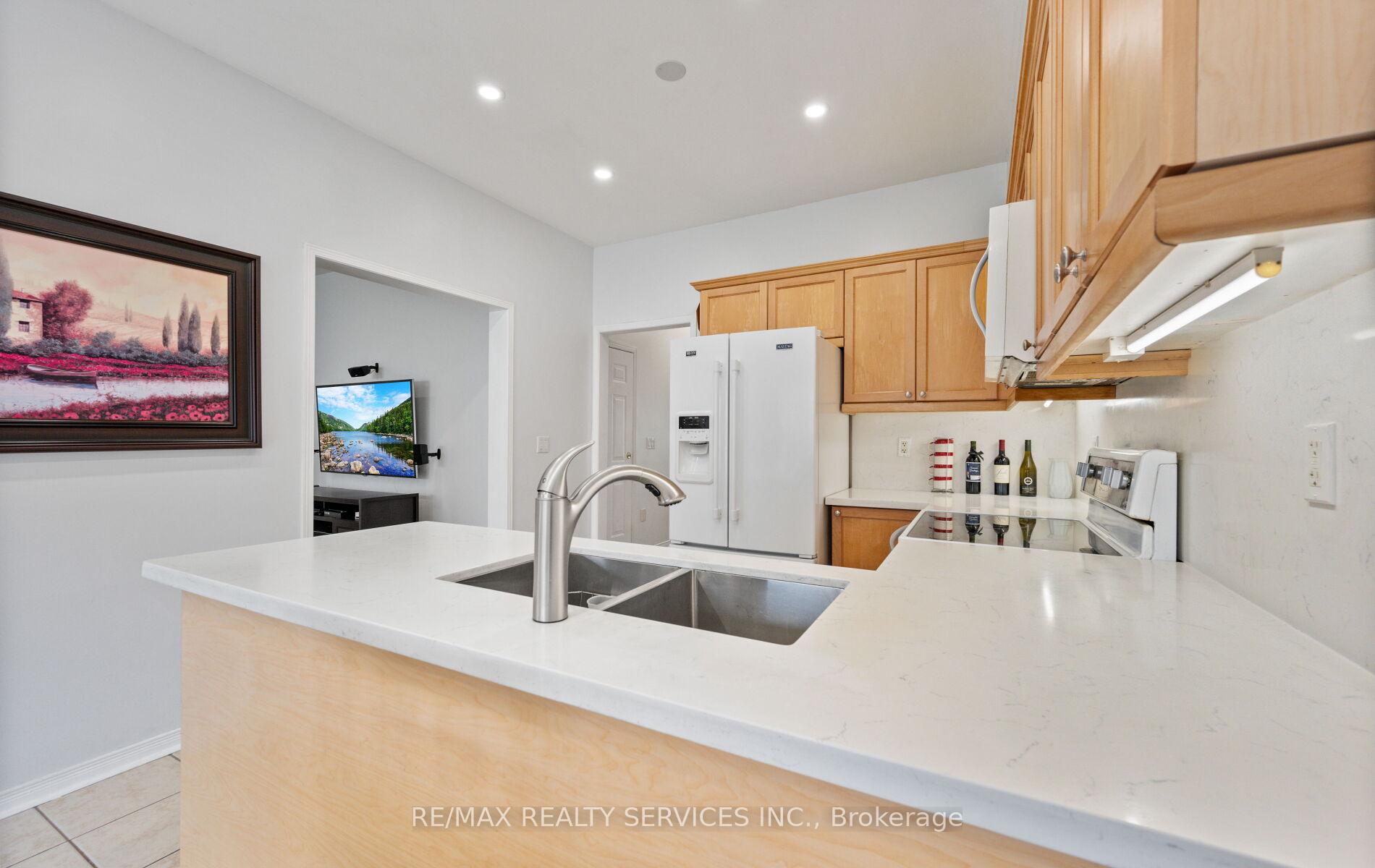 Photo 12 of 106 Beavervalley Drive, Brampton, Fletcher's Meadow — HOMEH