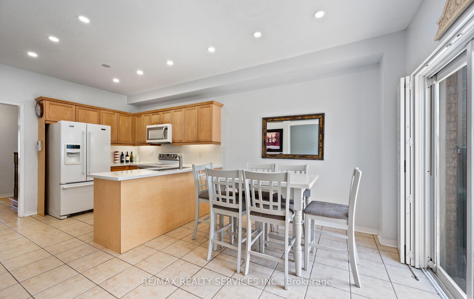Photo 13 of 106 Beavervalley Drive, Brampton, Fletcher's Meadow — HOMEH