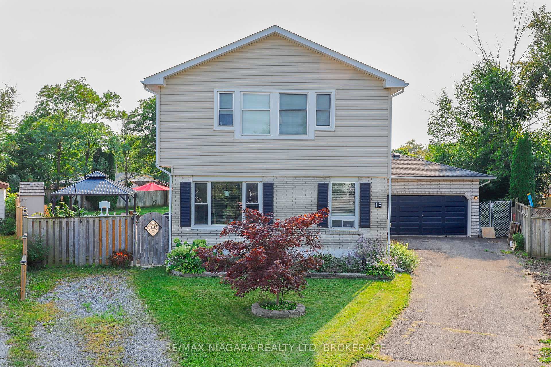 Photo 1 of 18 Roxborough Court, St. Catharines, Carlton/Bunting — HOMEH
