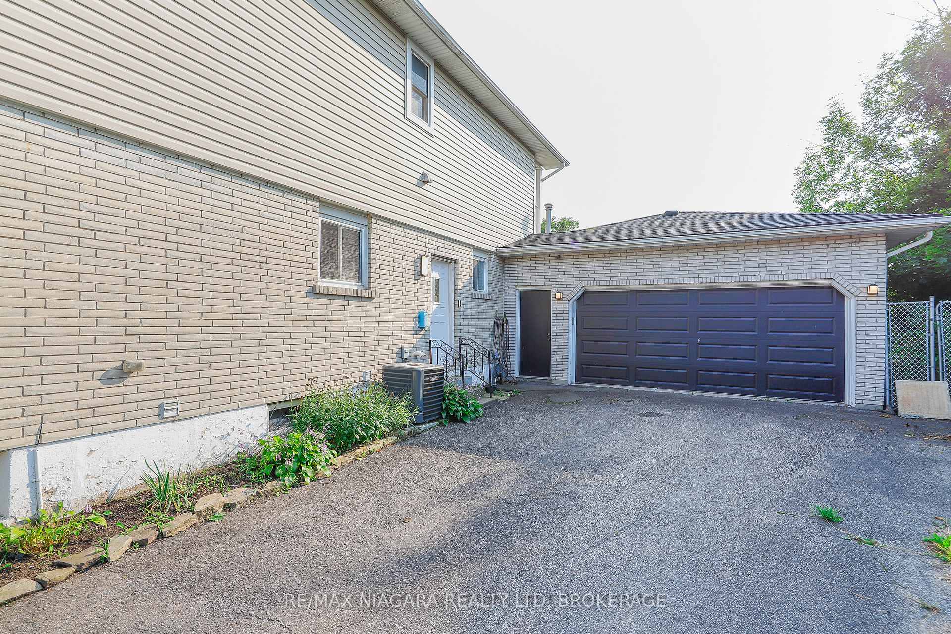 Photo 3 of 18 Roxborough Court, St. Catharines, Carlton/Bunting — HOMEH