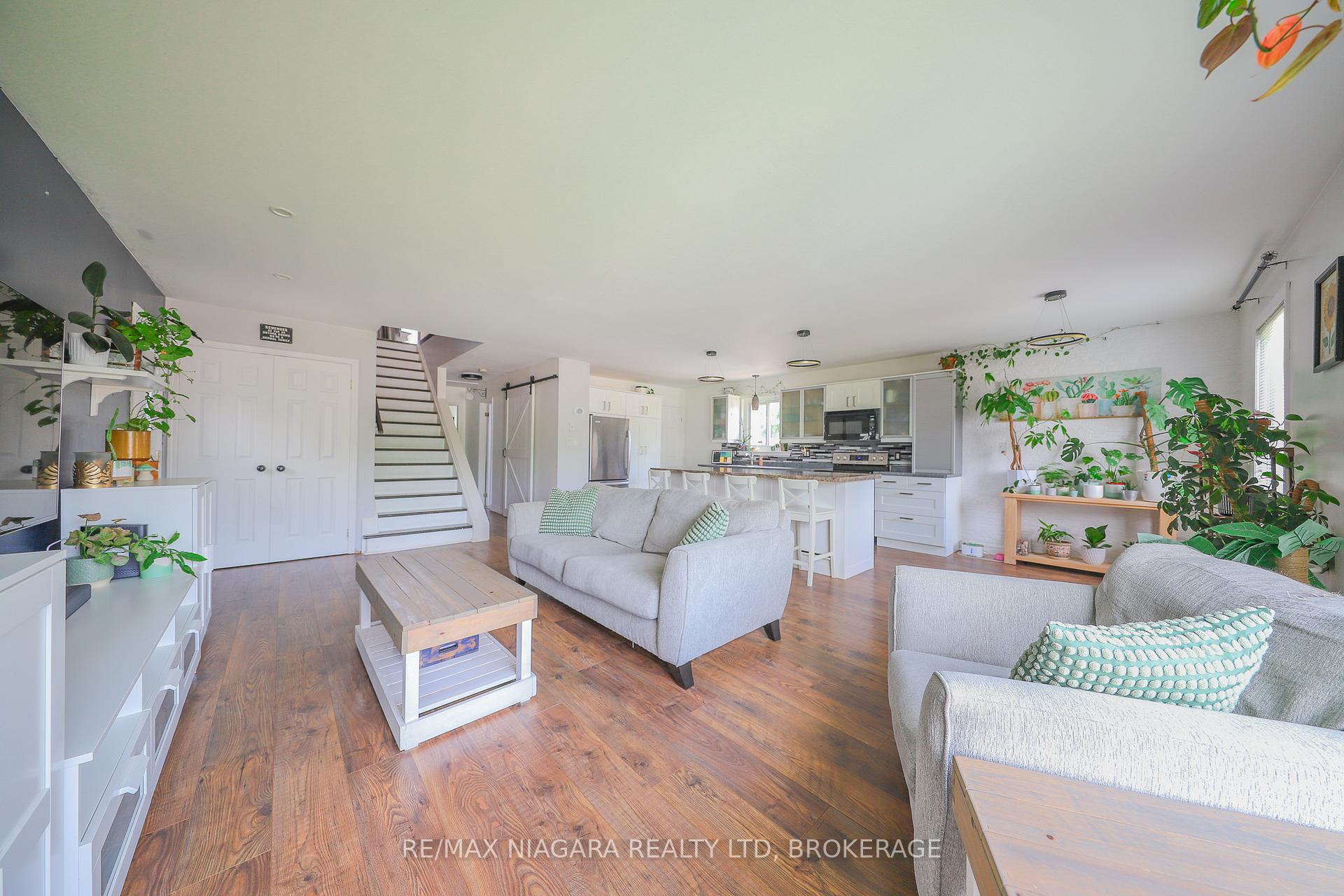 Photo 7 of 18 Roxborough Court, St. Catharines, Carlton/Bunting — HOMEH