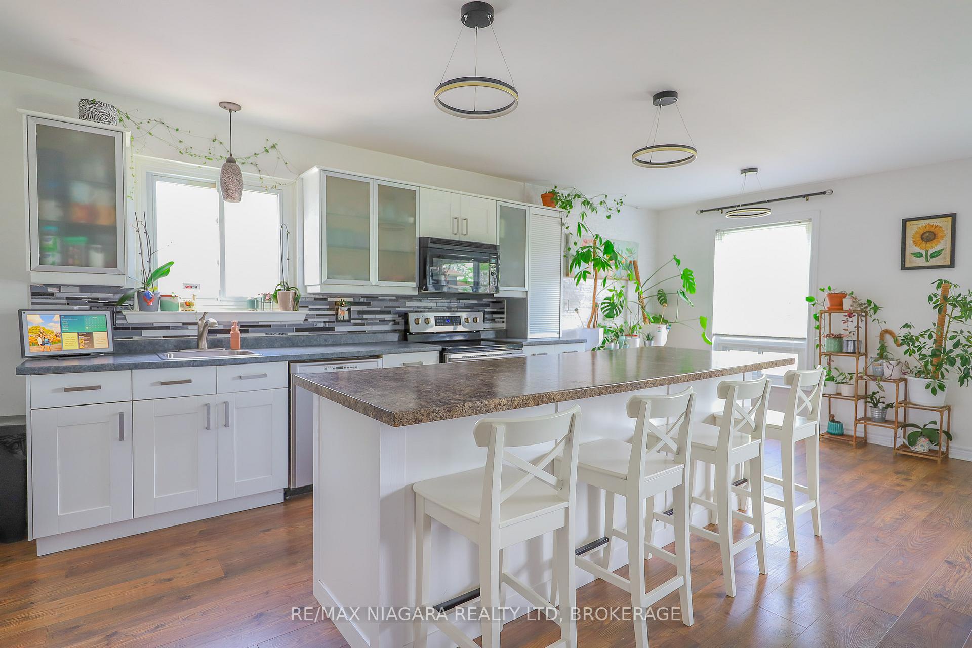 Photo 9 of 18 Roxborough Court, St. Catharines, Carlton/Bunting — HOMEH