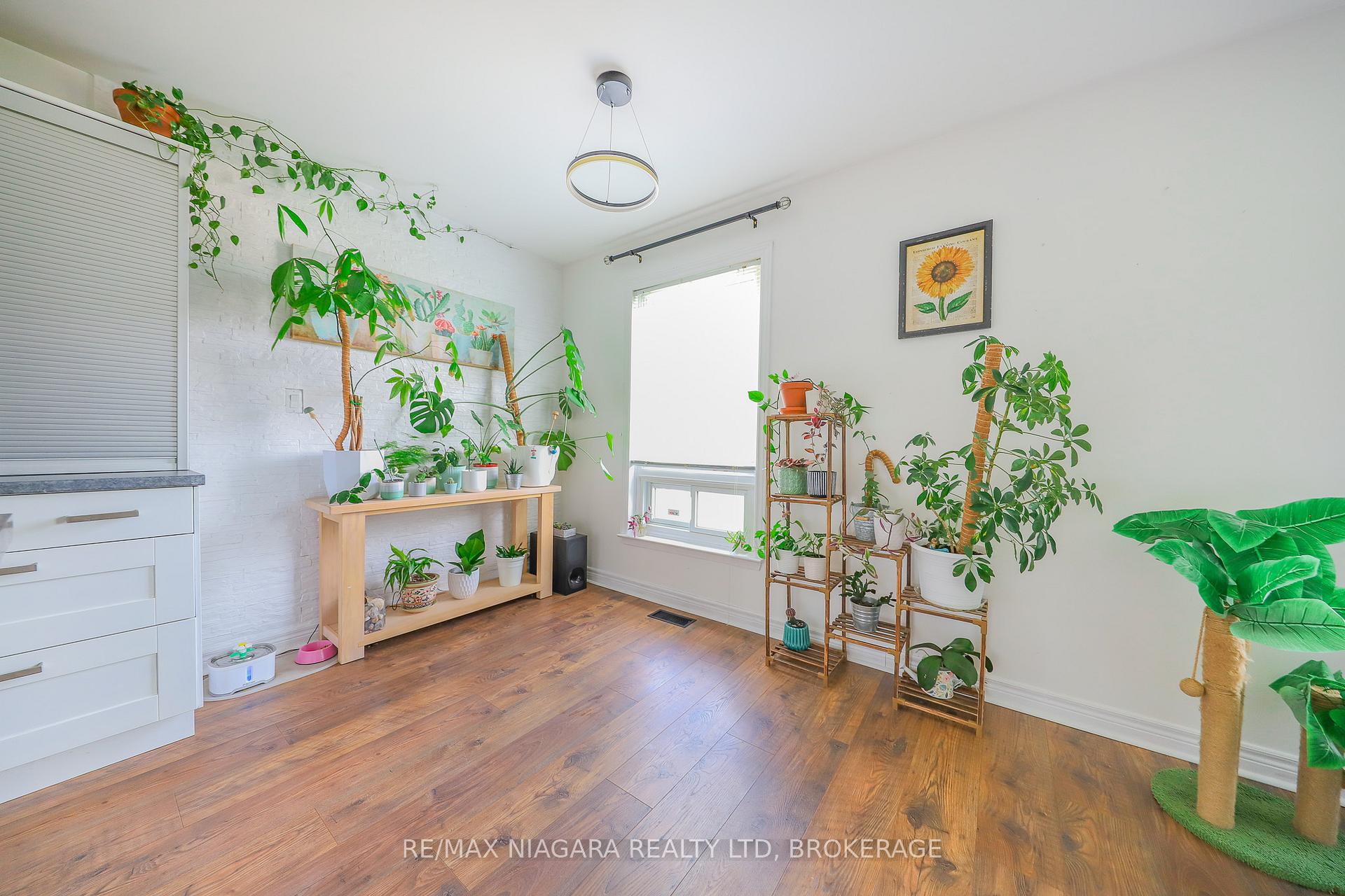 Photo 10 of 18 Roxborough Court, St. Catharines, Carlton/Bunting — HOMEH