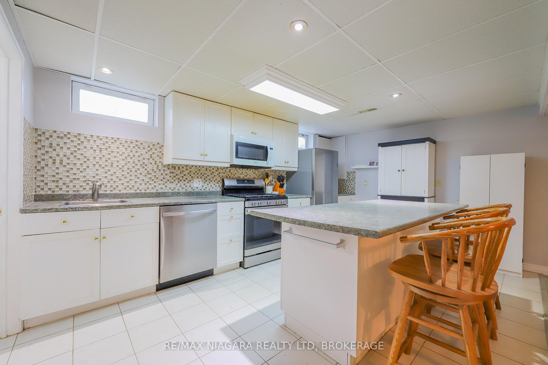 Photo 45 of 18 Roxborough Court, St. Catharines, Carlton/Bunting — HOMEH