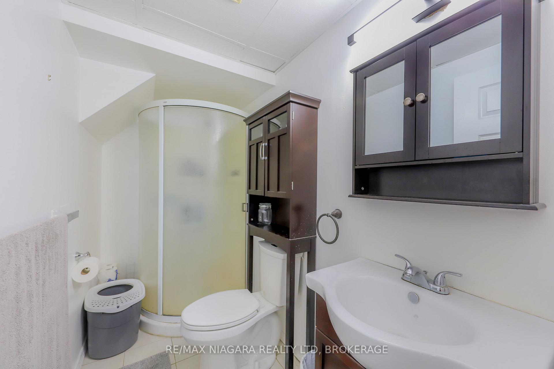 Photo 48 of 18 Roxborough Court, St. Catharines, Carlton/Bunting — HOMEH