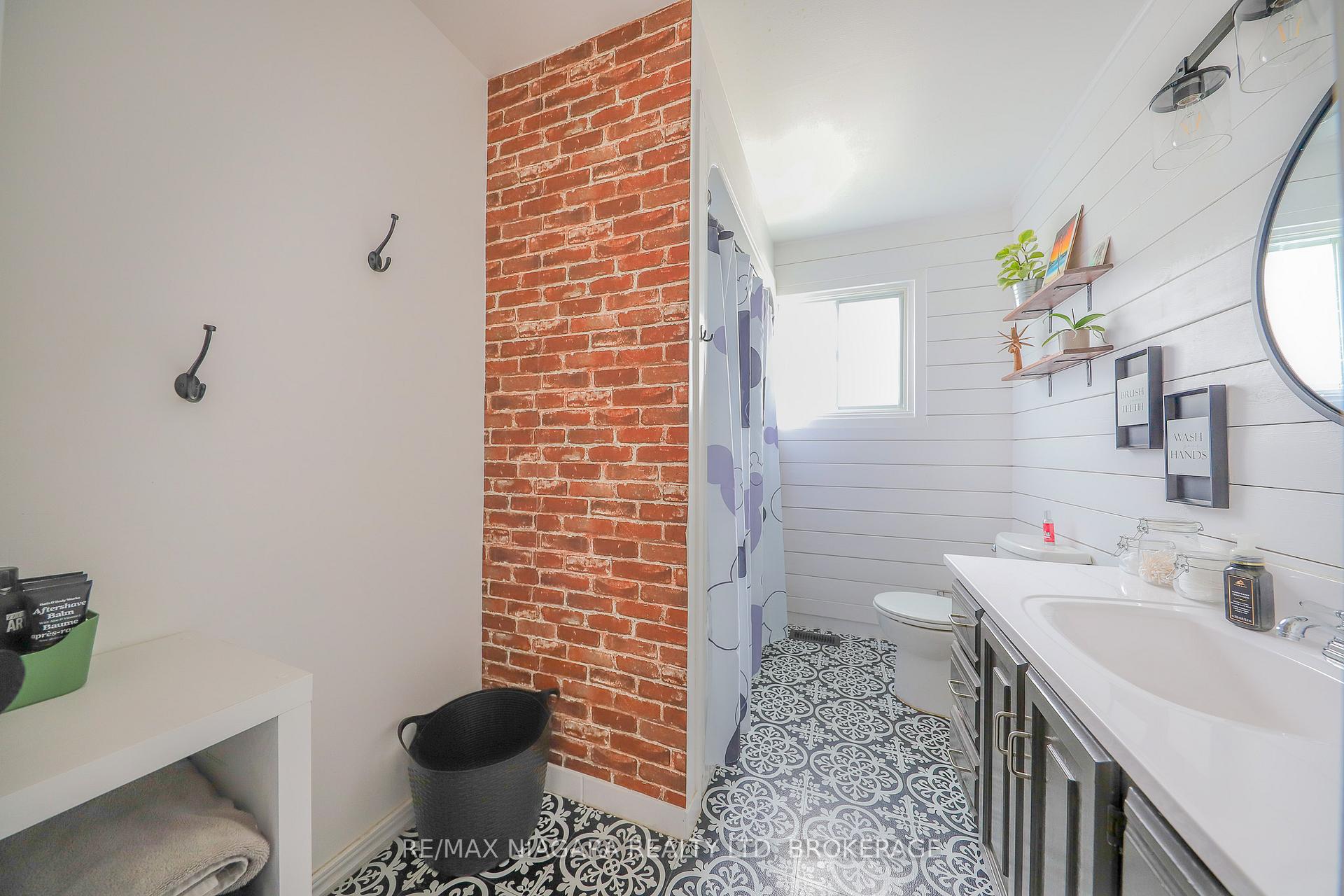 Photo 31 of 18 Roxborough Court, St. Catharines, Carlton/Bunting — HOMEH
