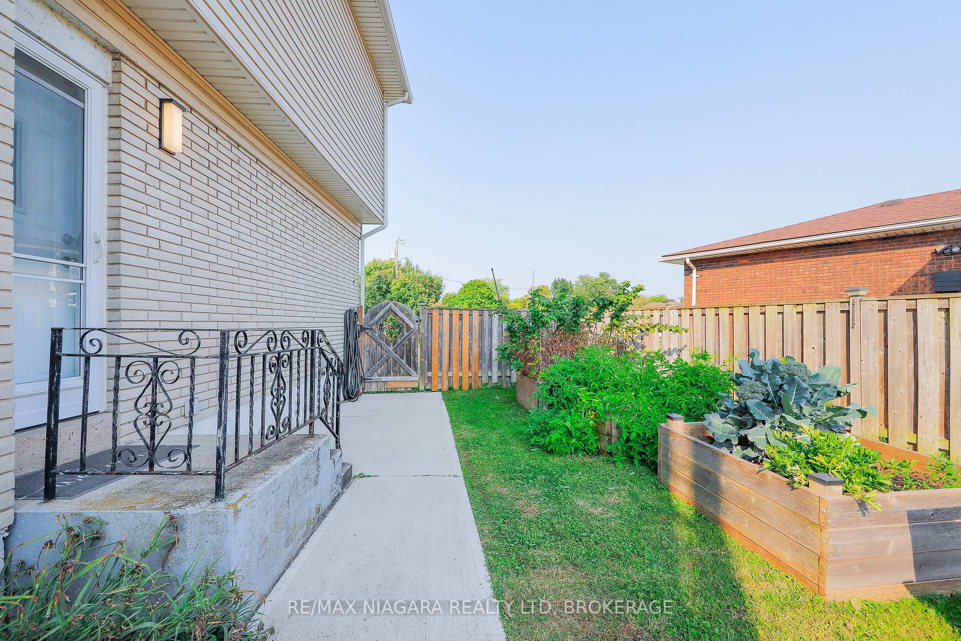 Photo 70 of 18 Roxborough Court, St. Catharines, Carlton/Bunting — HOMEH