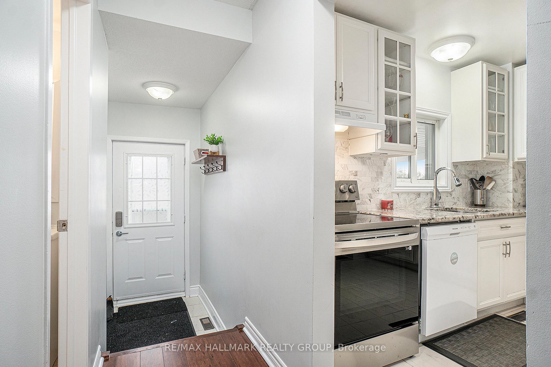 Photo 3 of 124 Bentbrook Crescent, Ottawa, Barrhaven - Heritage Park — HOMEH