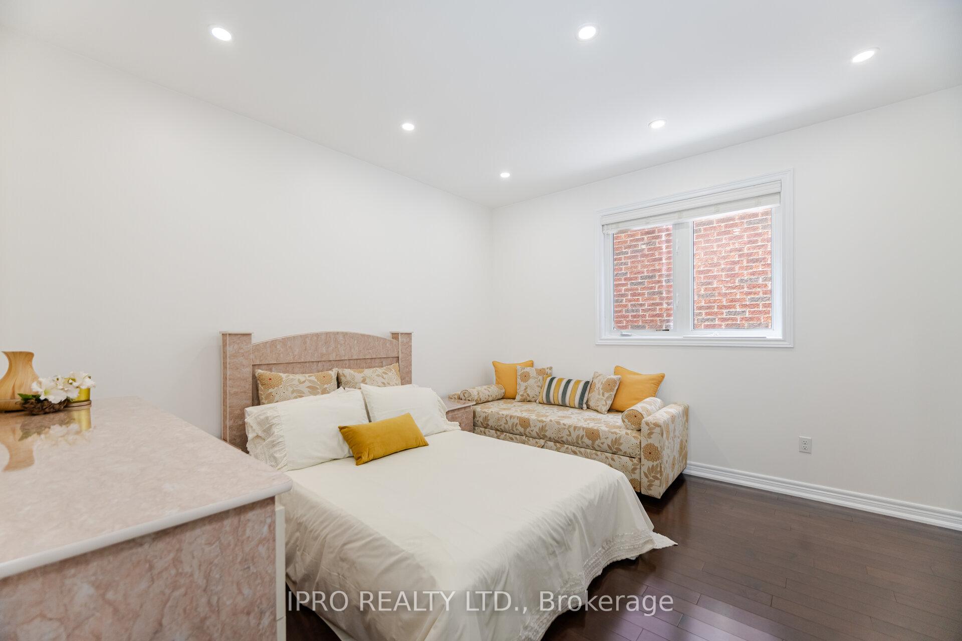 Photo 7 of 175 Bellchase Trail, Brampton, Bram East — HOMEH