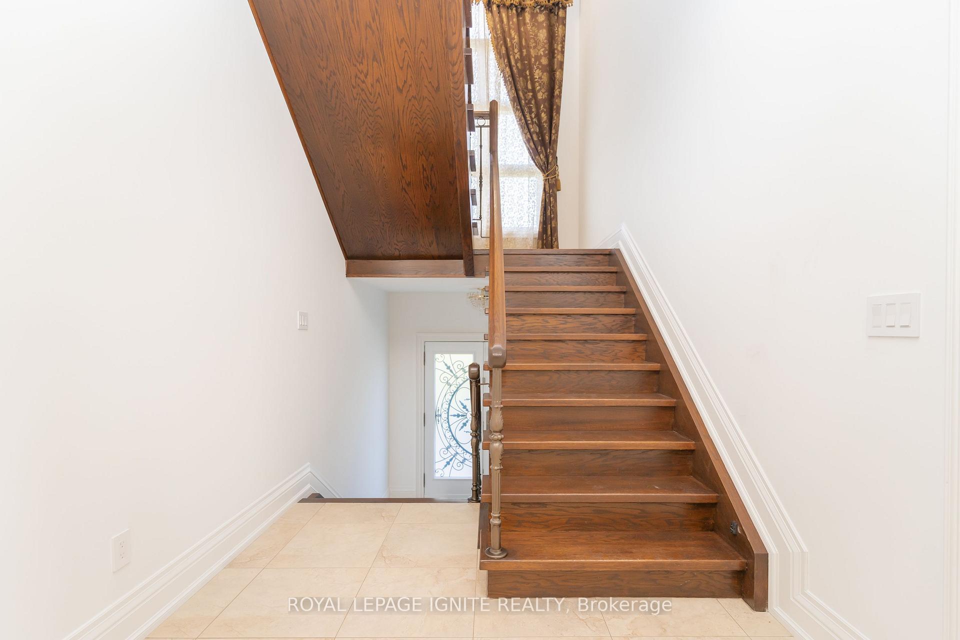 Photo 3 of 10 Everglade Drive, Brampton, Toronto Gore Rural Estate — HOMEH