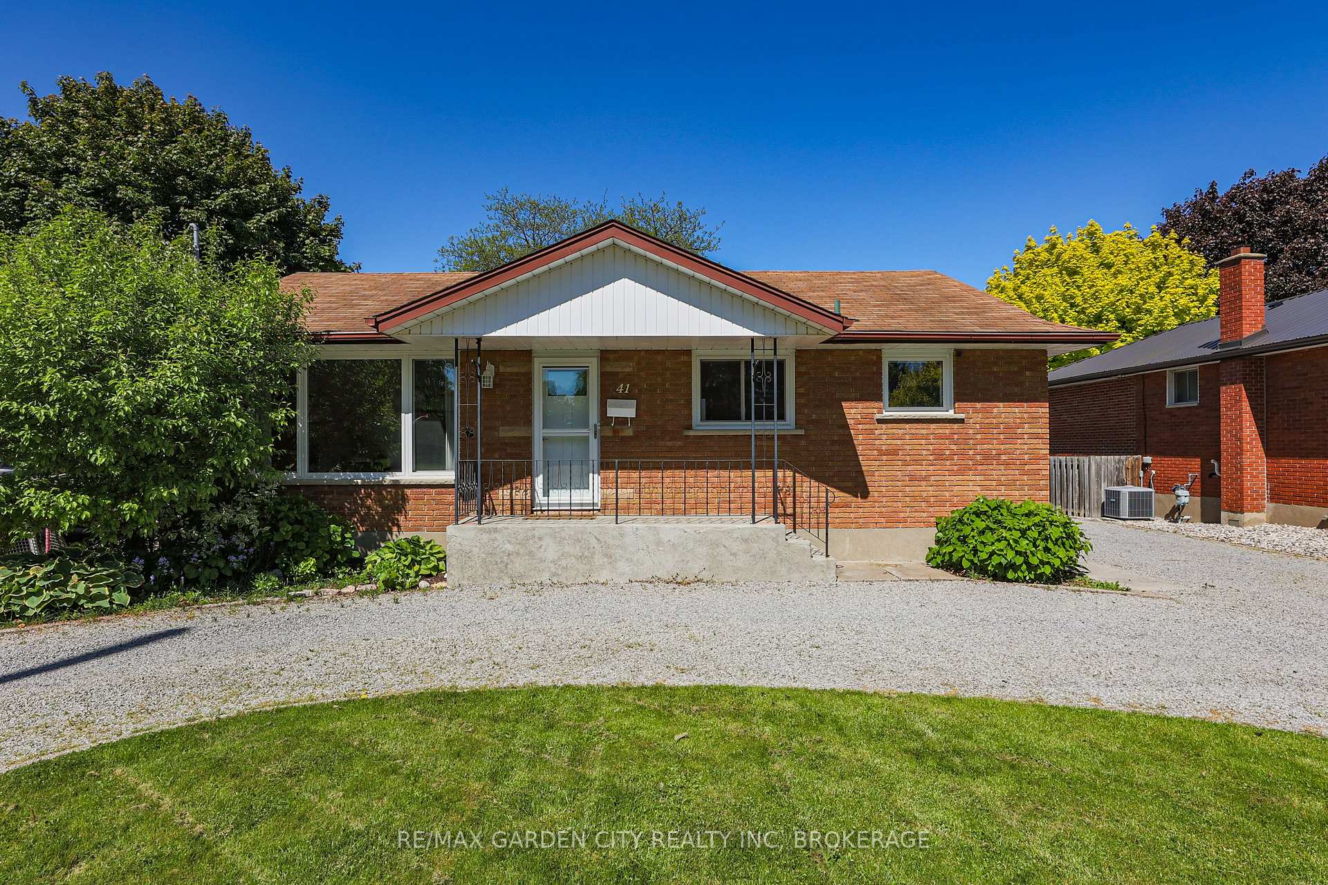 Photo 2 of 41 Howard Avenue, St. Catharines, Lakeport — HOMEH