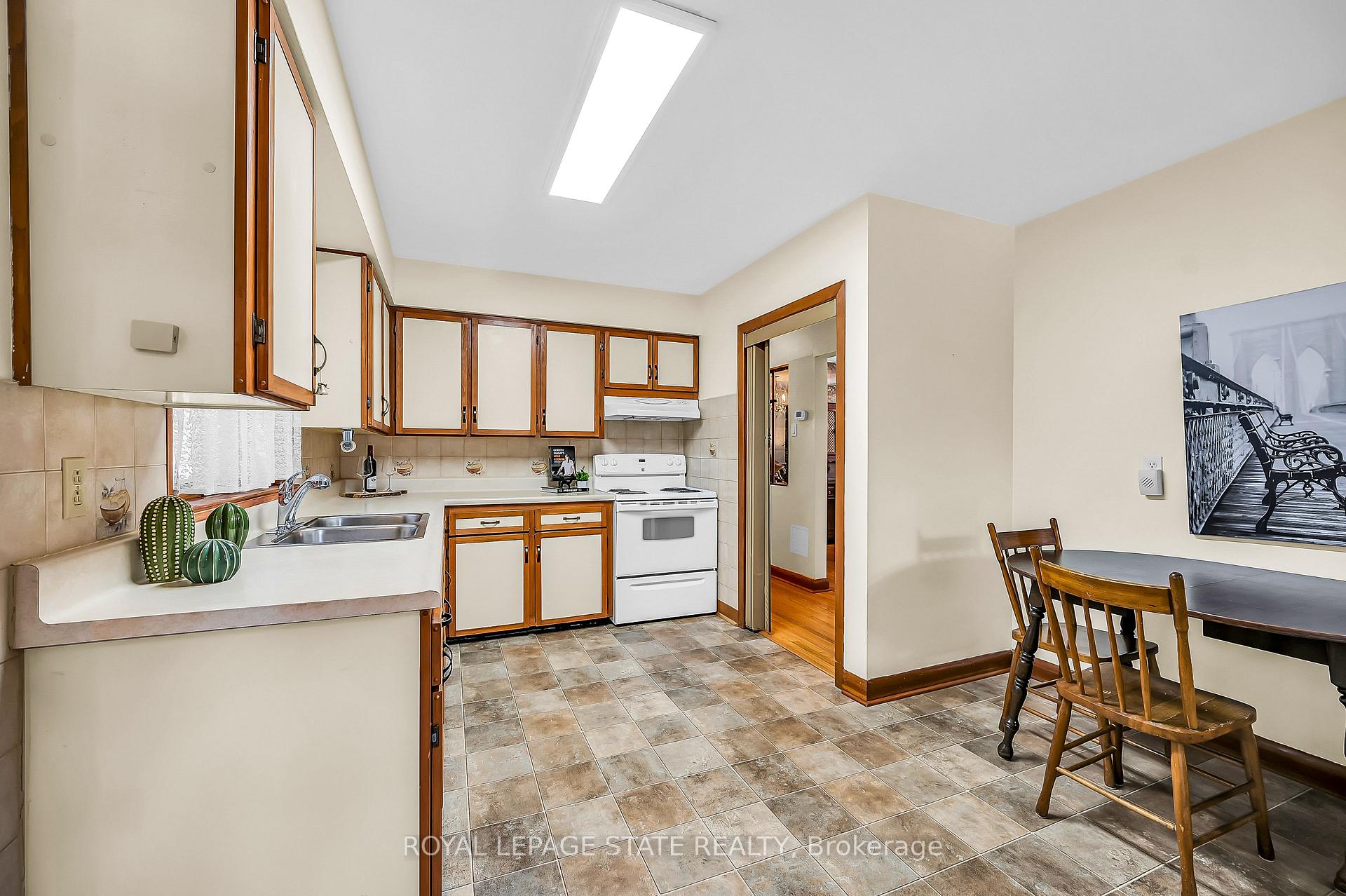 Photo 9 of 24 St Clair Avenue, Hamilton, Gibson — HOMEH