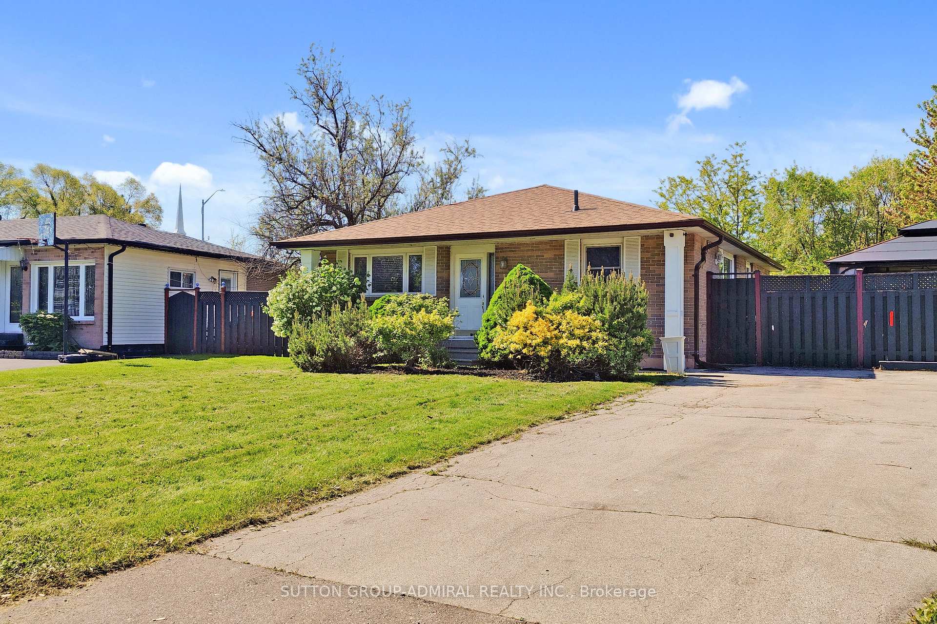 Photo 20 of 12 Flavian Crescent, Brampton, Southgate — HOMEH