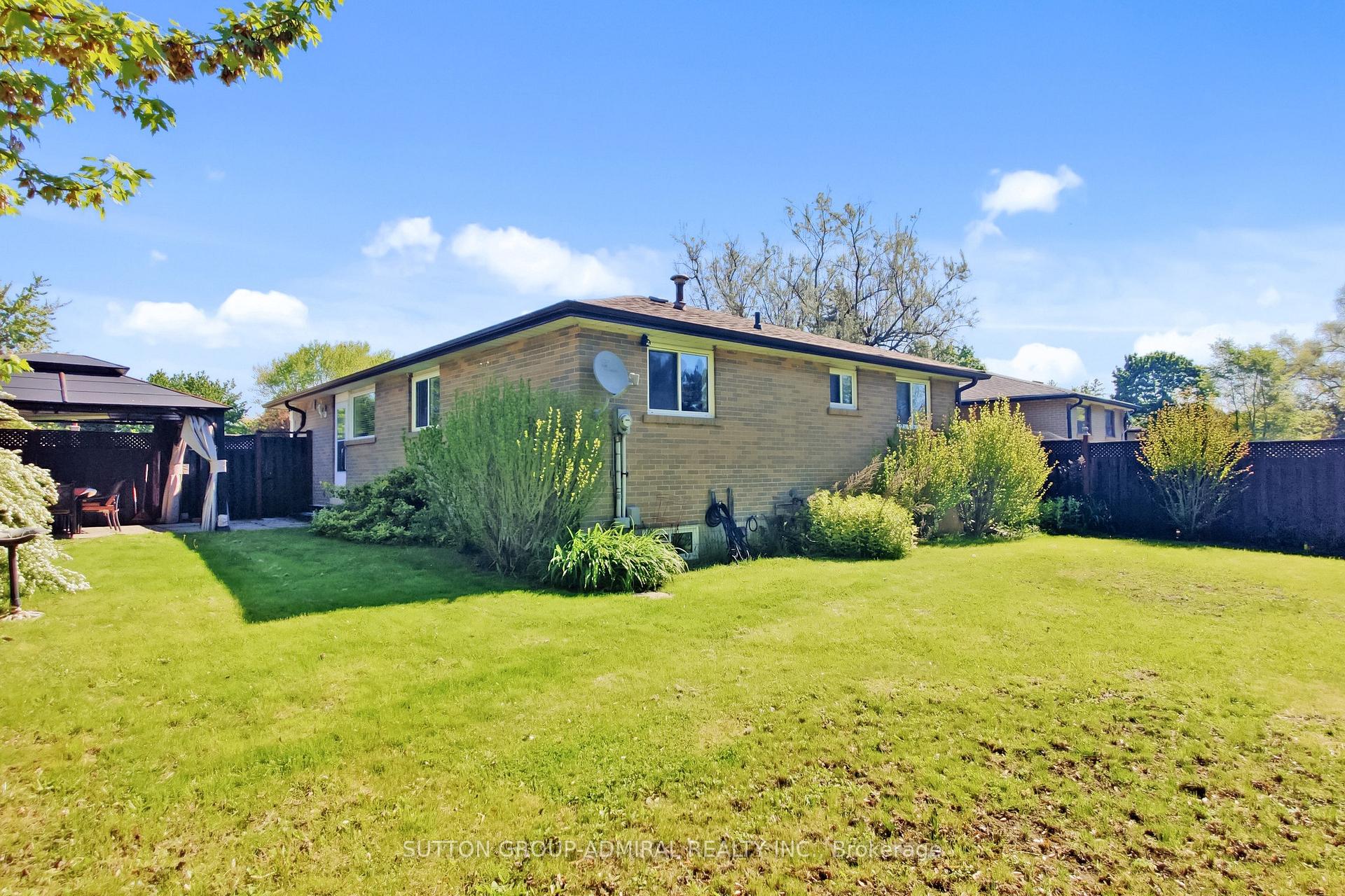 Photo 24 of 12 Flavian Crescent, Brampton, Southgate — HOMEH