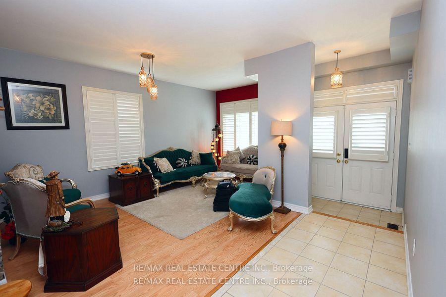 Photo 8 of 120 Bellchase Trail, Brampton, Bram East — HOMEH