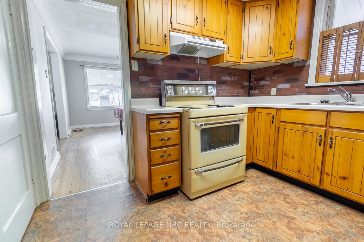 Photo 24 of 75 Vale Avenue, St. Catharines, Downtown — HOMEH