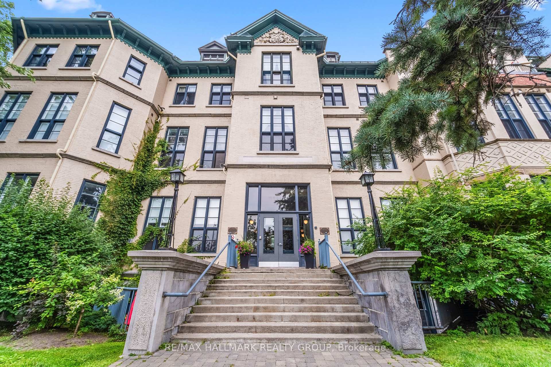 Front of Unit 502, 589 Rideau Street