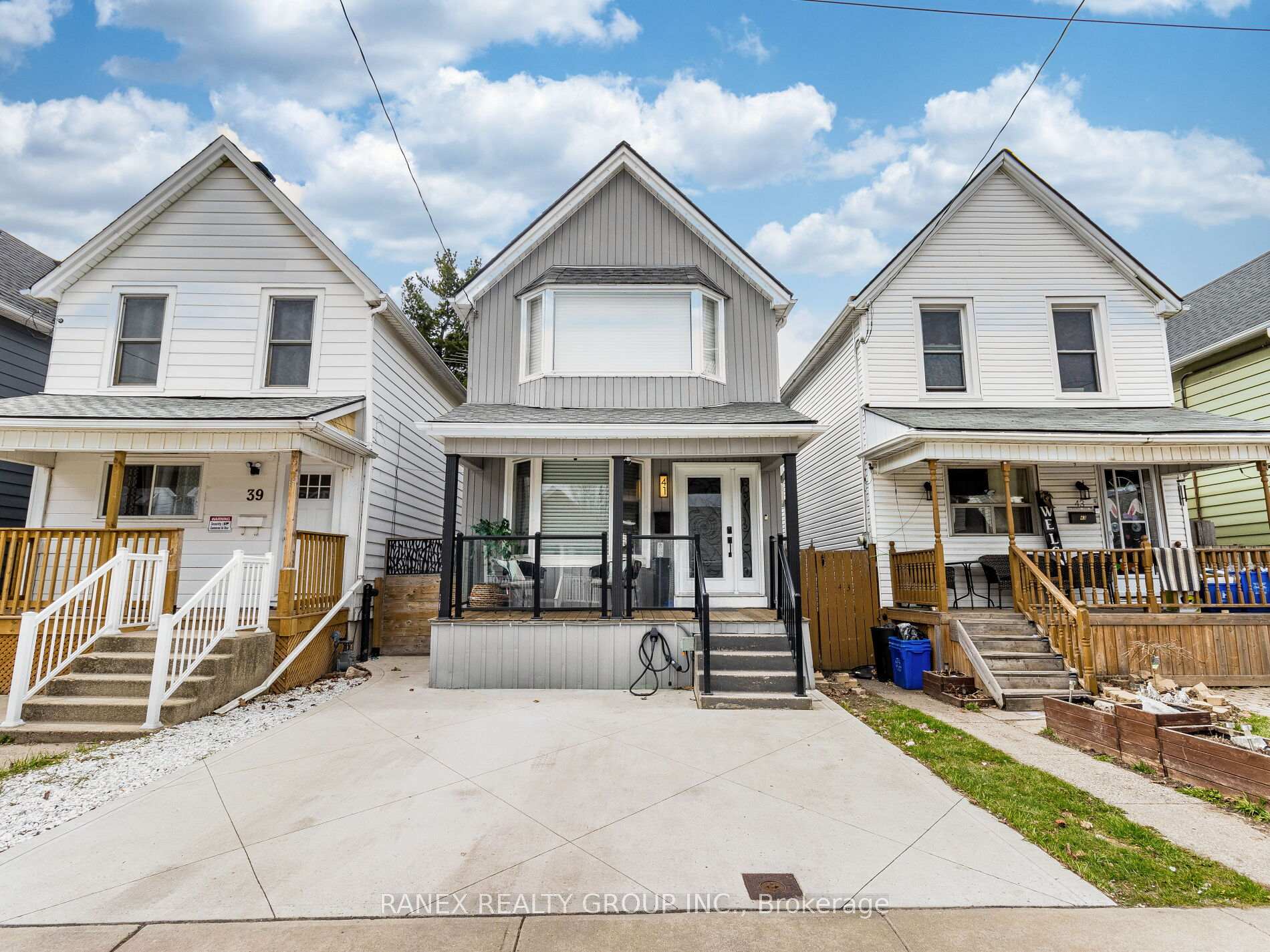 Photo 2 of 41 Glendale Avenue N, Hamilton, Crown Point — HOMEH