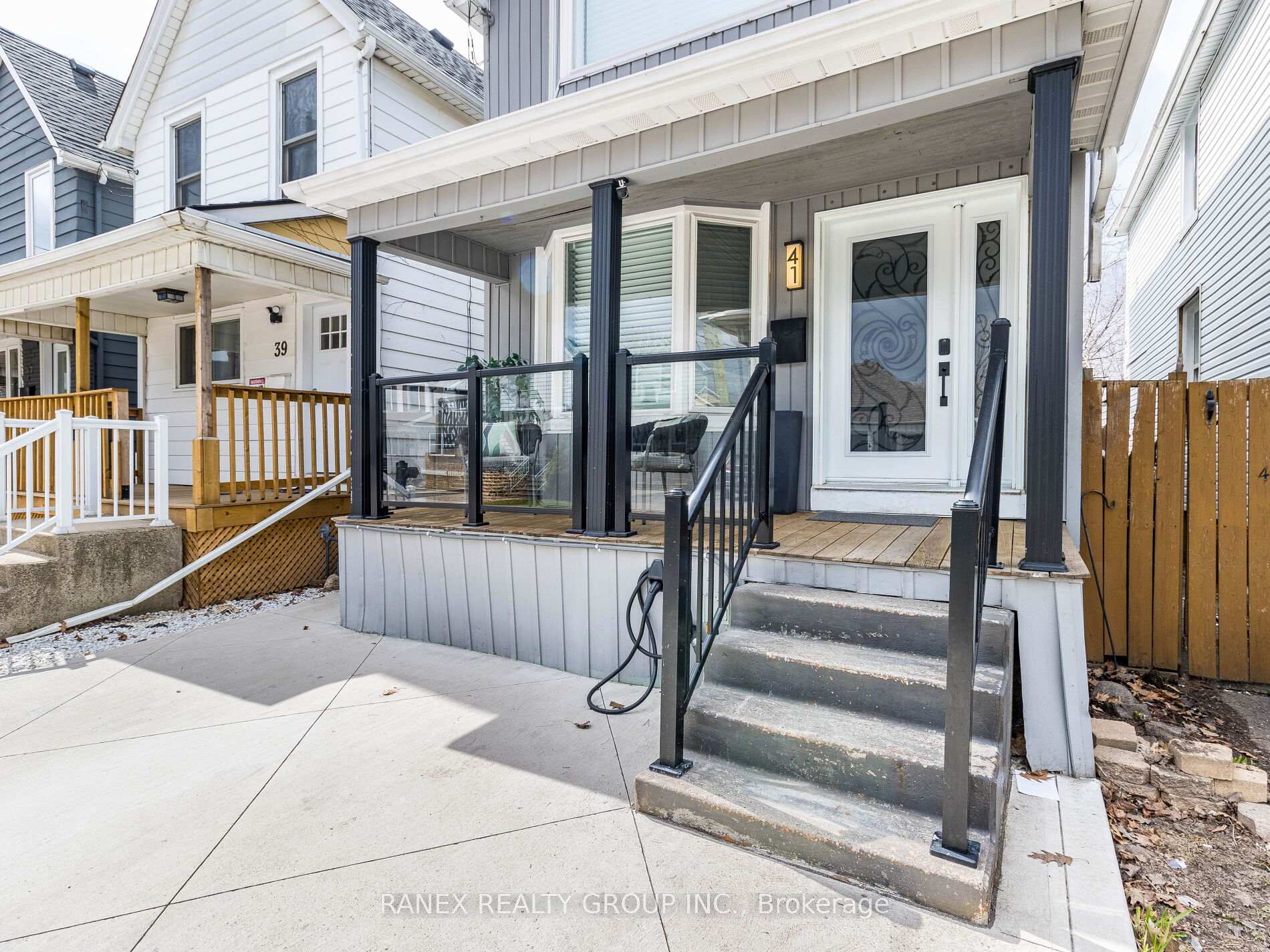 Photo 3 of 41 Glendale Avenue N, Hamilton, Crown Point — HOMEH