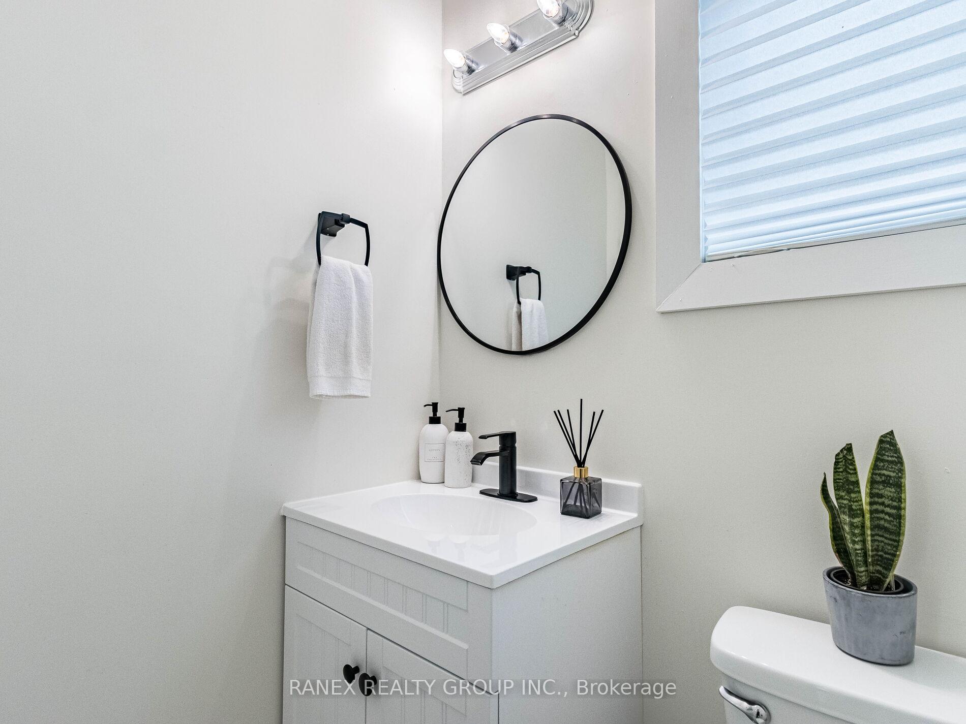Photo 23 of 41 Glendale Avenue N, Hamilton, Crown Point — HOMEH
