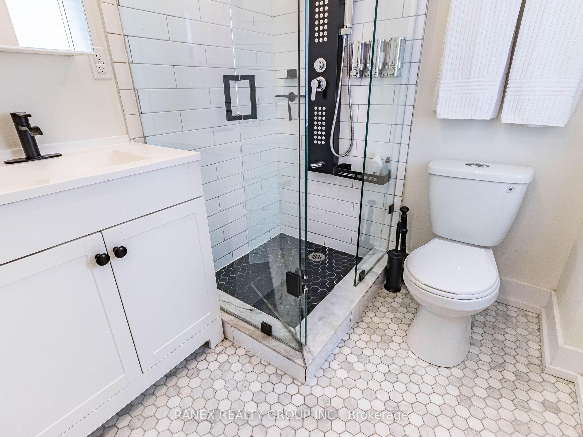Photo 40 of 41 Glendale Avenue N, Hamilton, Crown Point — HOMEH