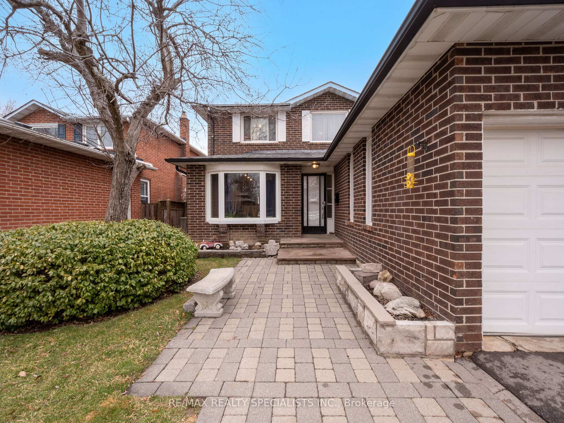 Photo 2 of 19 Blenheim Drive, Brampton, Heart Lake East — HOMEH