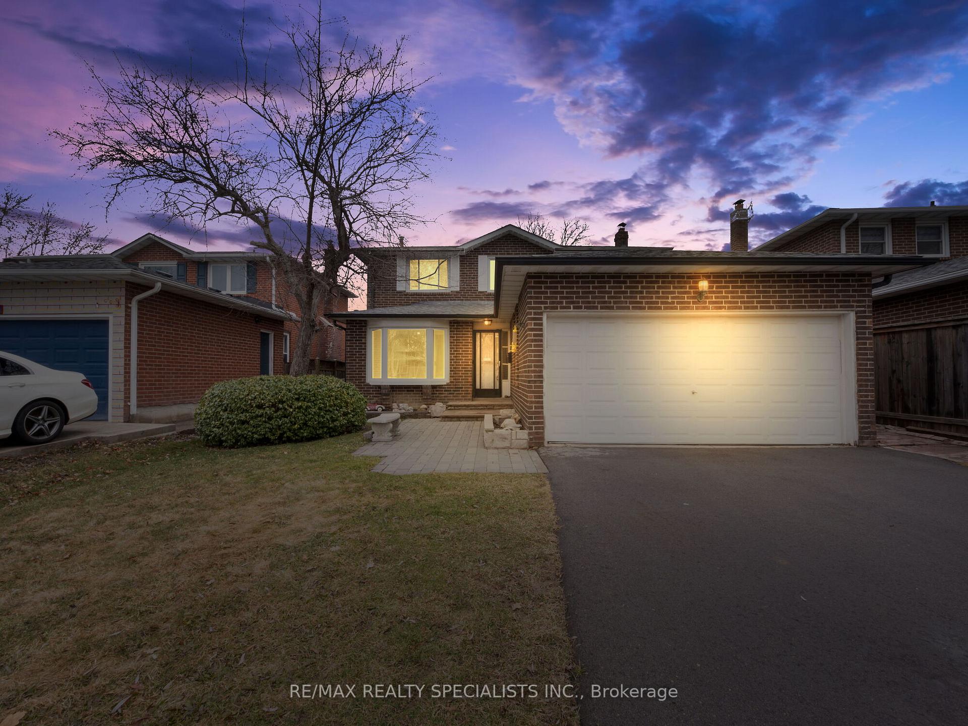 Photo 3 of 19 Blenheim Drive, Brampton, Heart Lake East — HOMEH