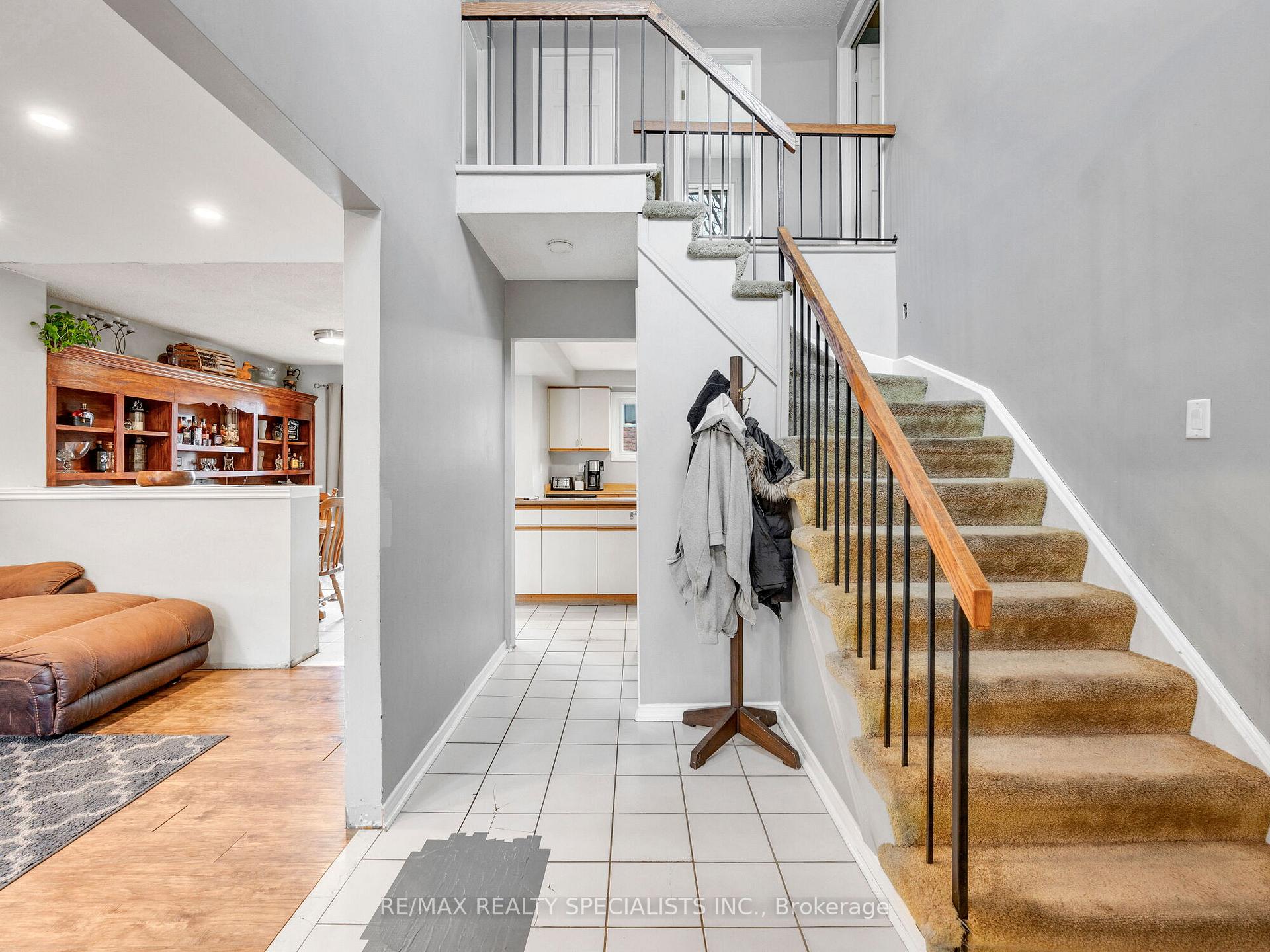 Photo 5 of 19 Blenheim Drive, Brampton, Heart Lake East — HOMEH