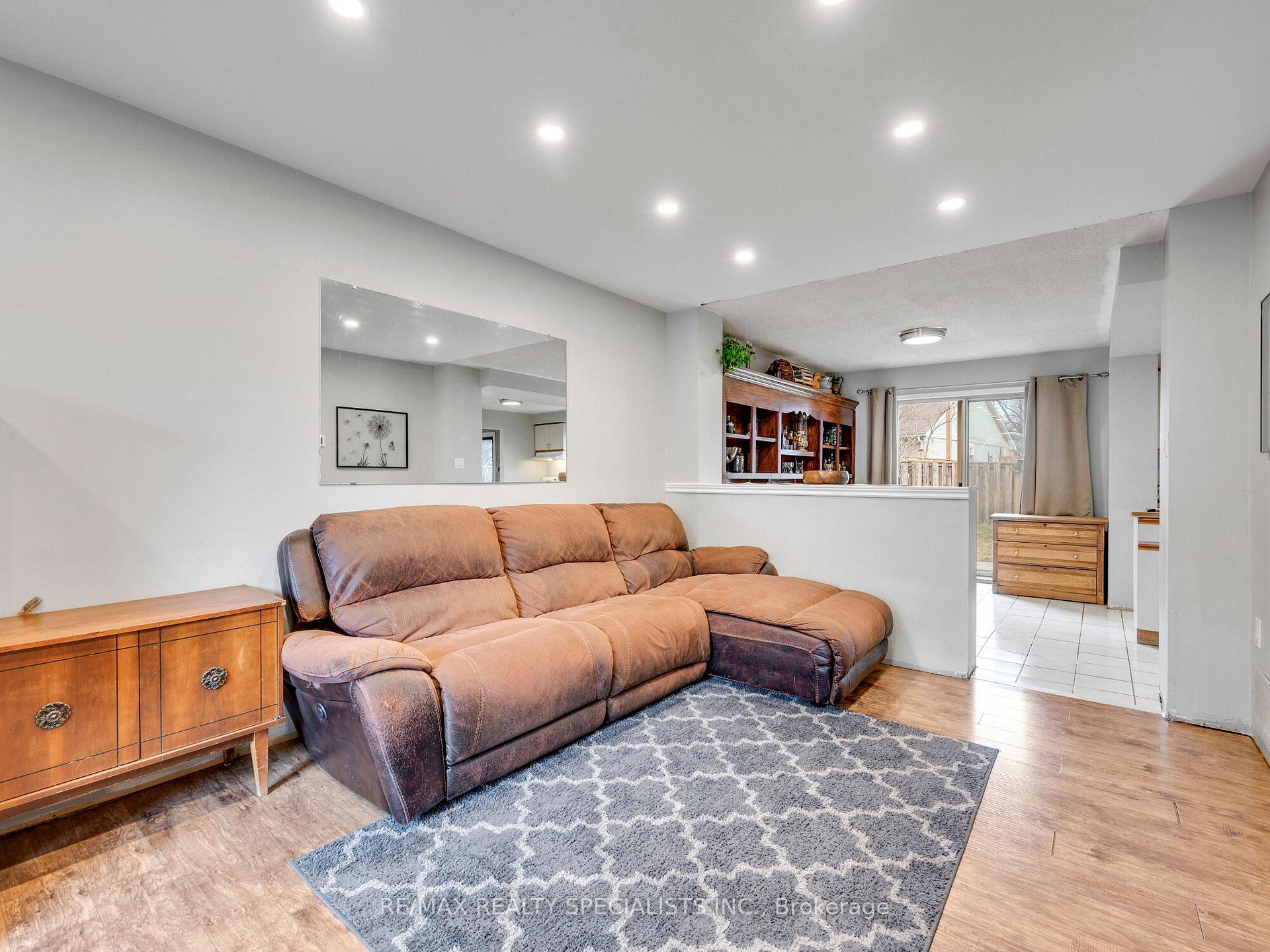 Photo 7 of 19 Blenheim Drive, Brampton, Heart Lake East — HOMEH