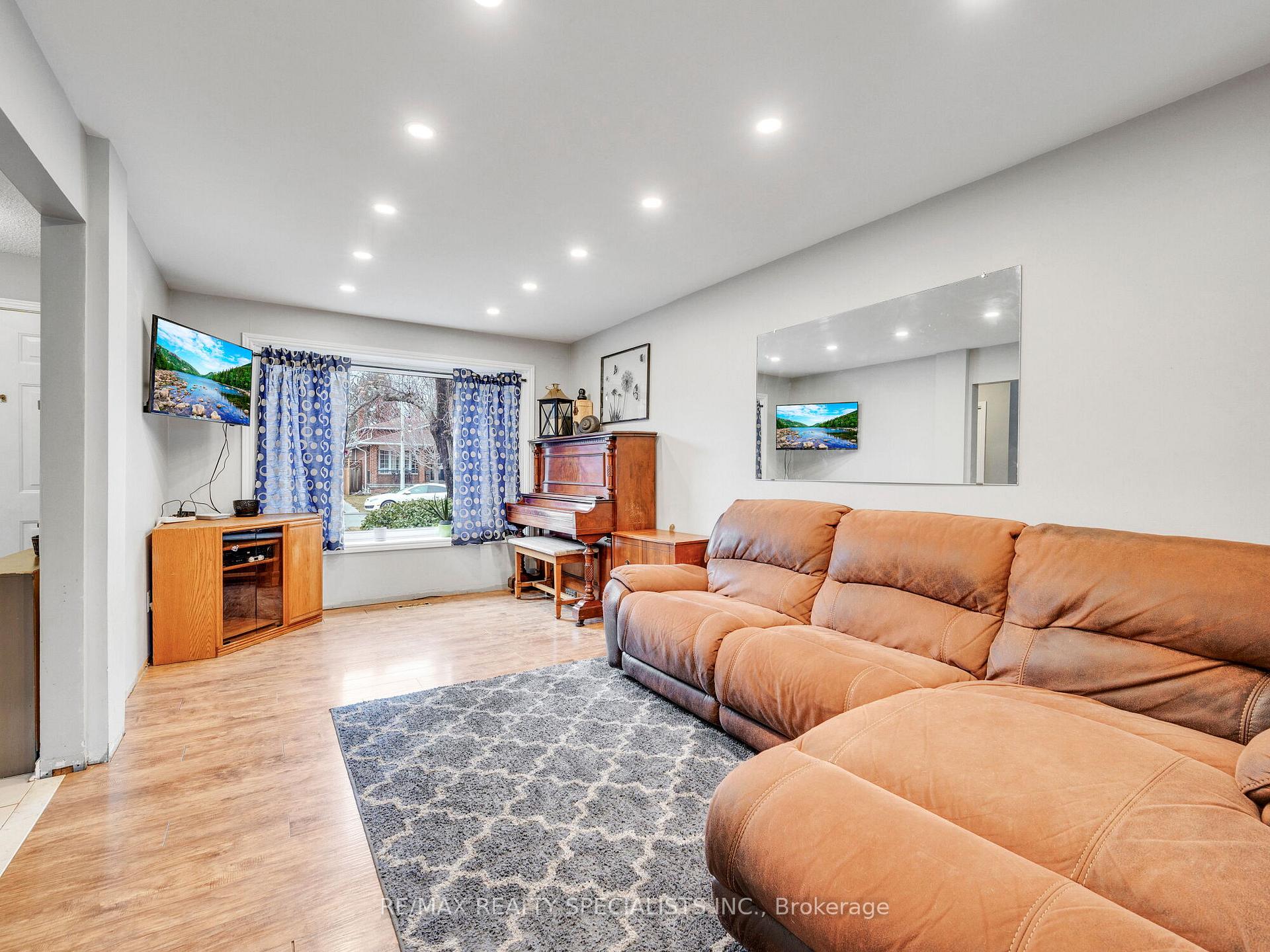 Photo 8 of 19 Blenheim Drive, Brampton, Heart Lake East — HOMEH