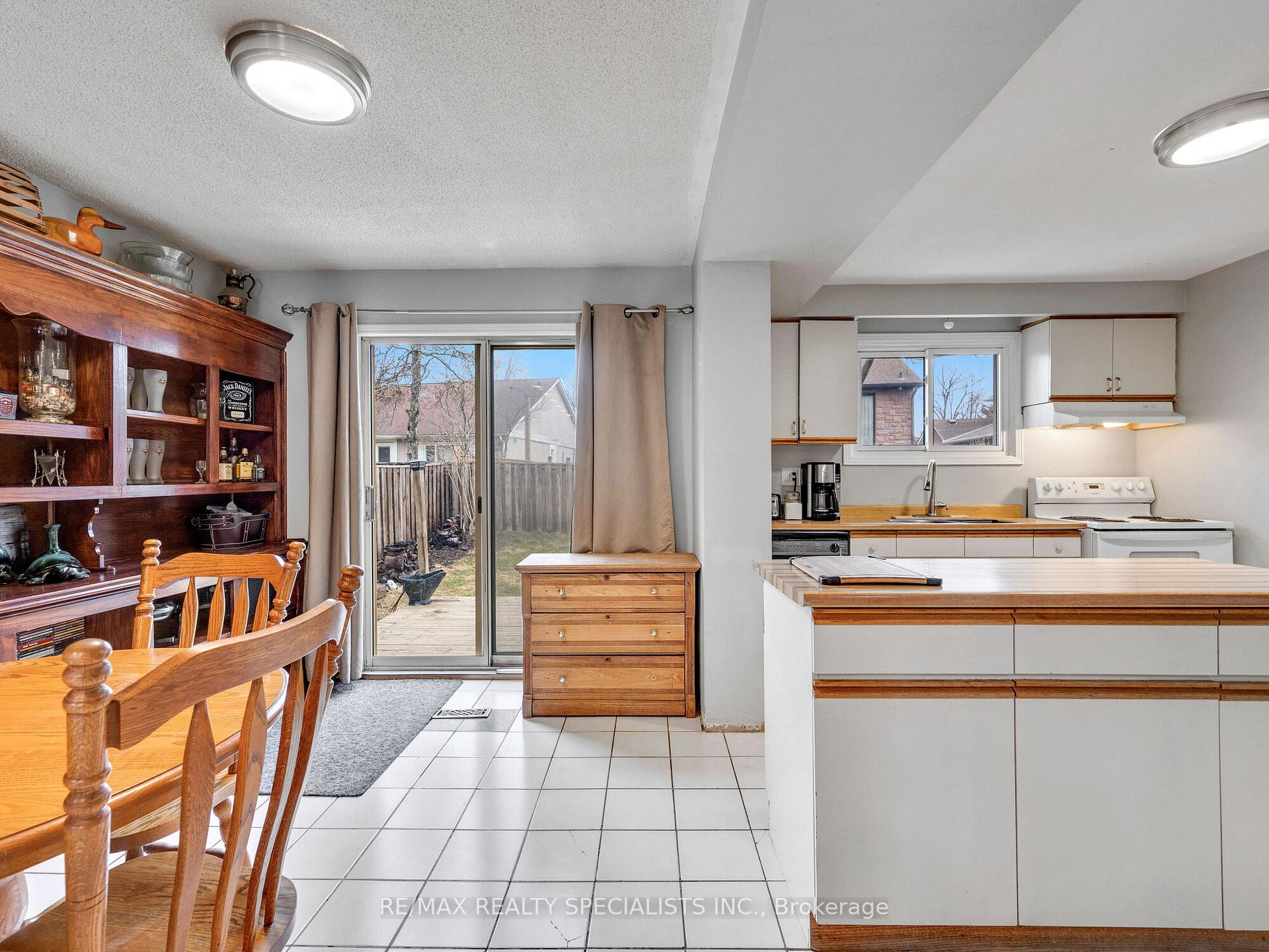Photo 9 of 19 Blenheim Drive, Brampton, Heart Lake East — HOMEH