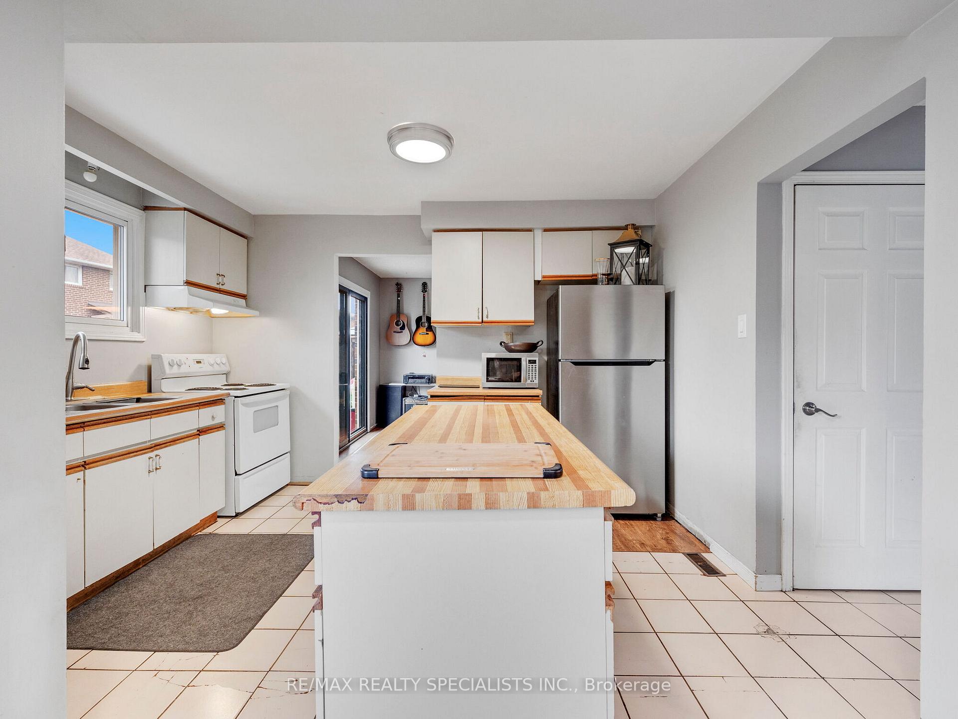 Photo 12 of 19 Blenheim Drive, Brampton, Heart Lake East — HOMEH