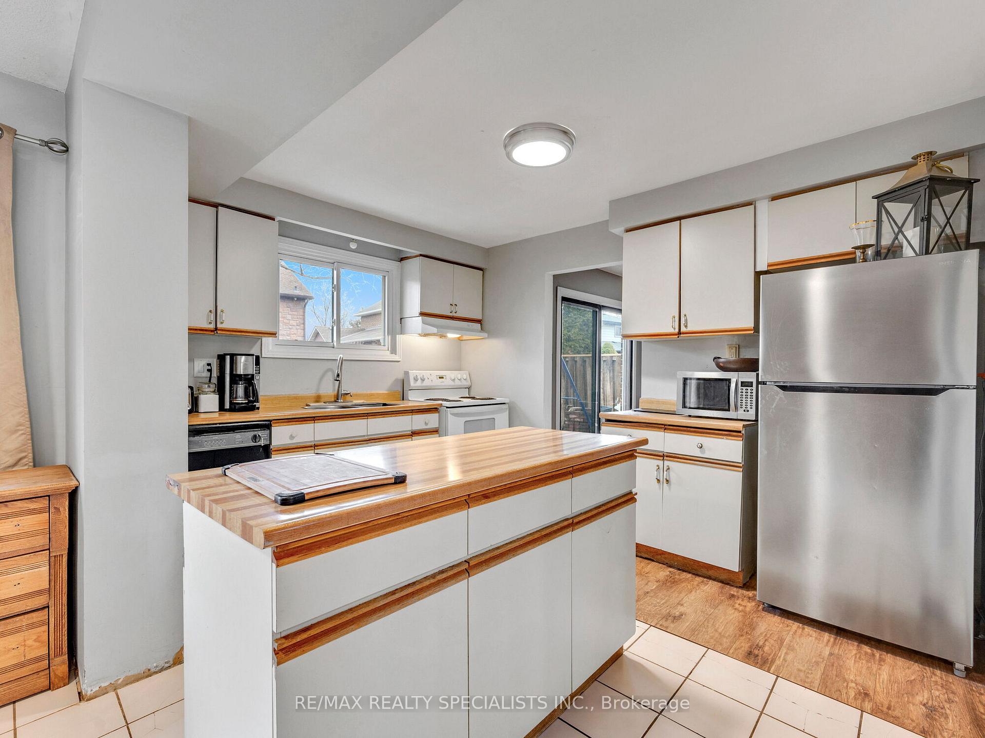 Photo 13 of 19 Blenheim Drive, Brampton, Heart Lake East — HOMEH
