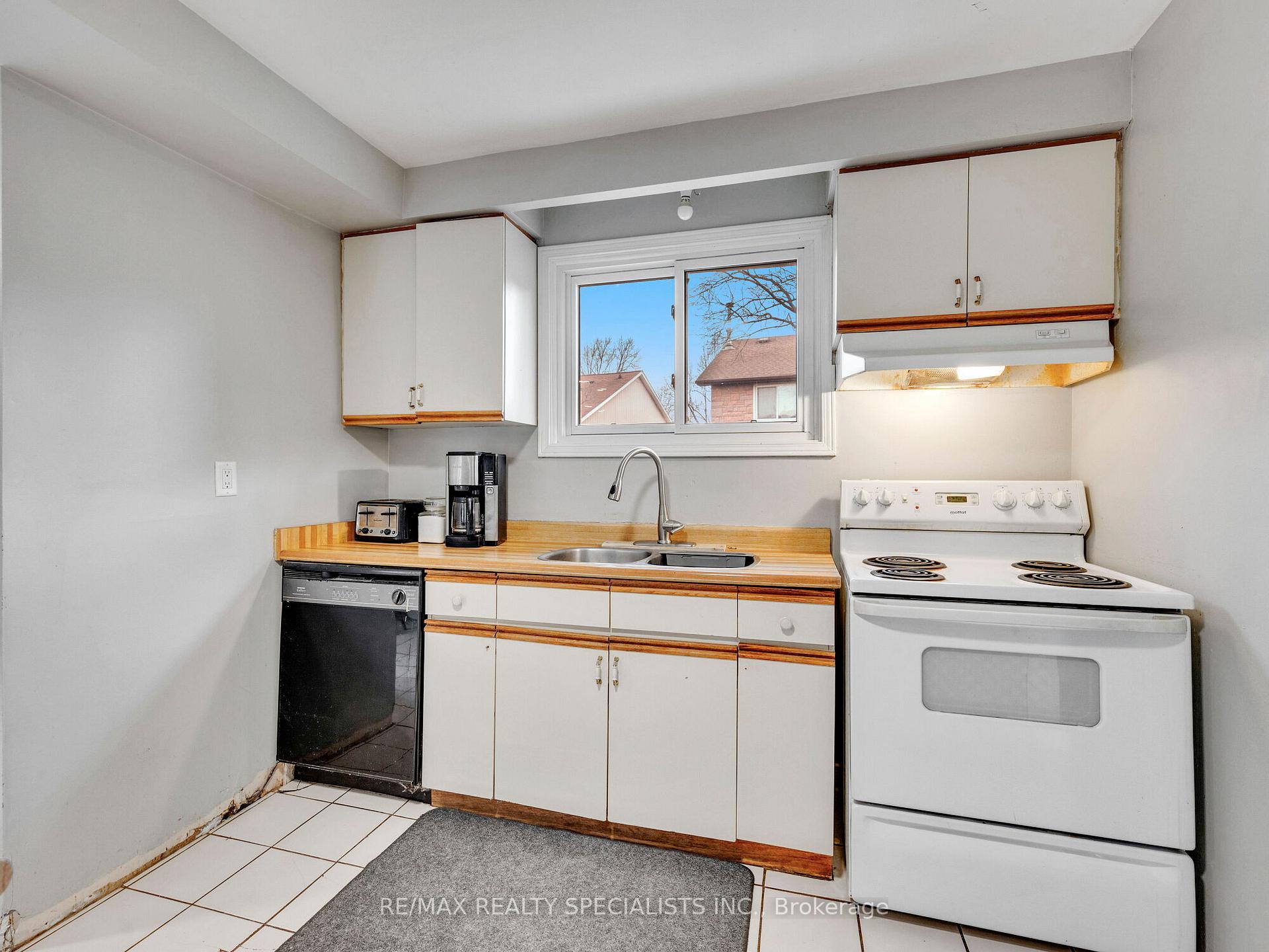 Photo 15 of 19 Blenheim Drive, Brampton, Heart Lake East — HOMEH