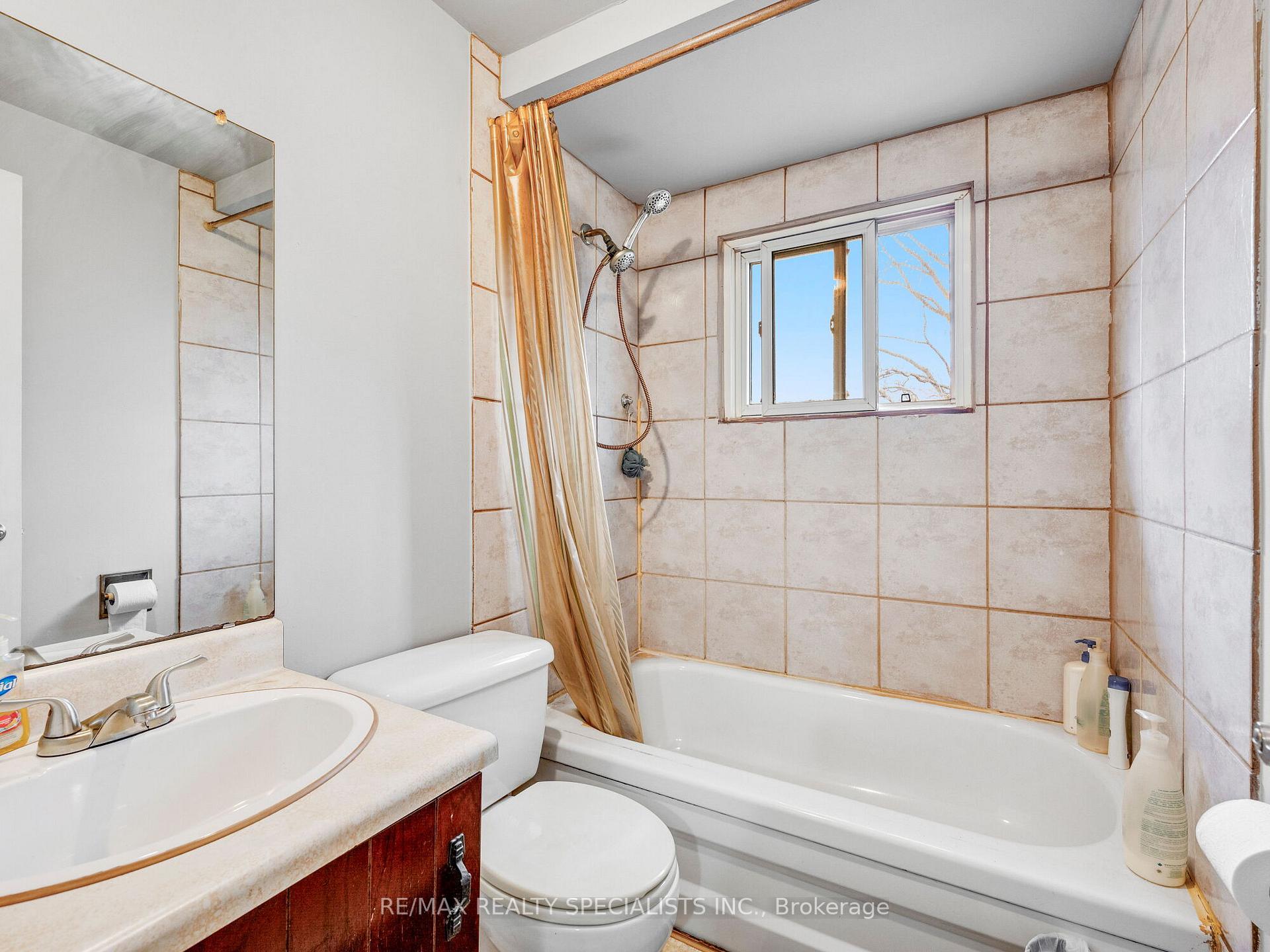Photo 23 of 19 Blenheim Drive, Brampton, Heart Lake East — HOMEH