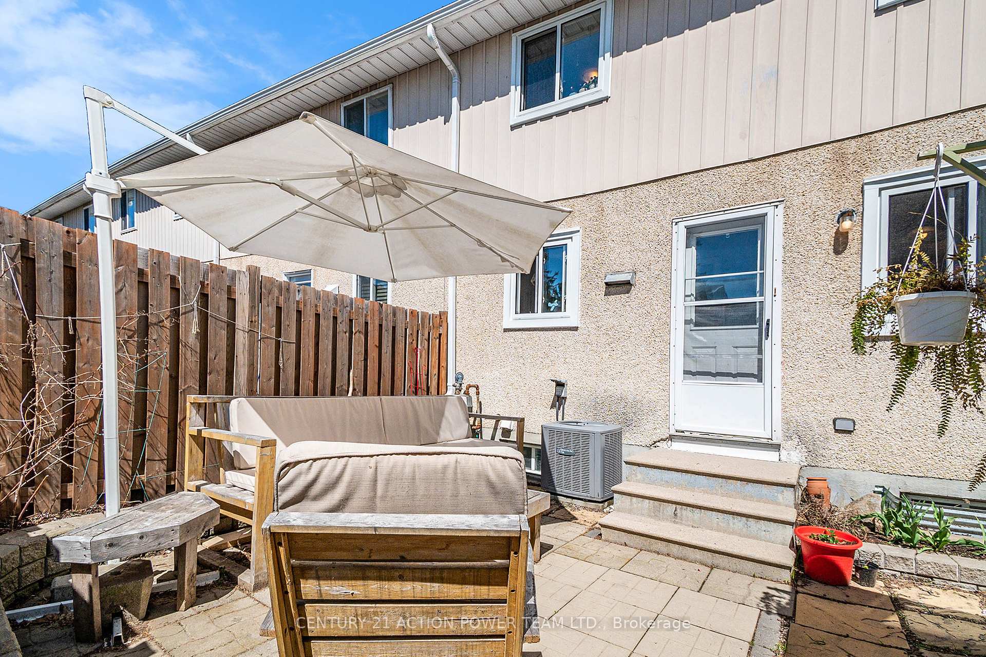 Photo 1 of Unit 125 (E), 1554 E Beaverpond Drive, Ottawa, Pineview — HOMEH