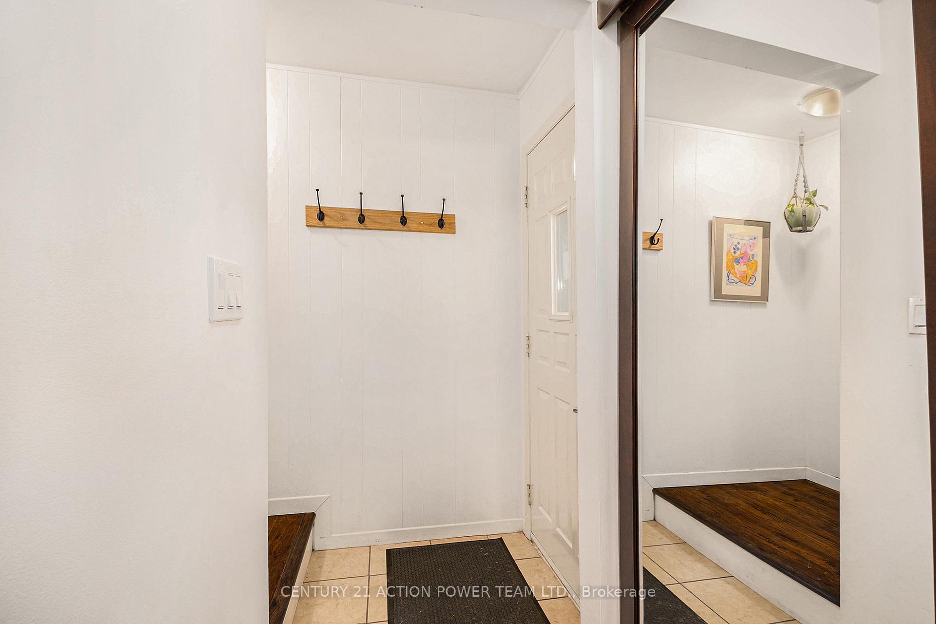 Photo 3 of Unit 125 (E), 1554 E Beaverpond Drive, Ottawa, Pineview — HOMEH