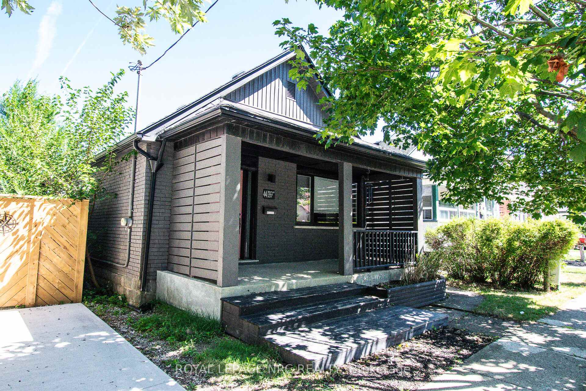 Photo 4 of 44 Grantham Avenue S, St. Catharines, E. Chester — HOMEH