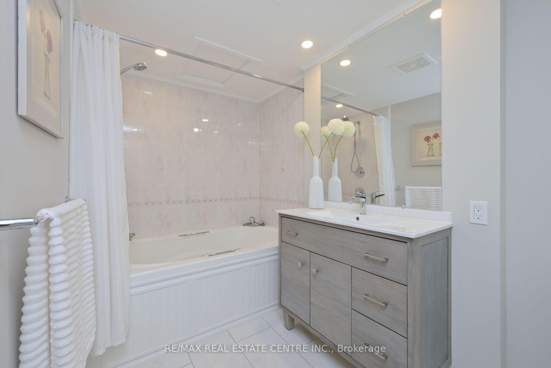 Photo 18 of 22 Horton Crescent, Brampton, Central Park — HOMEH